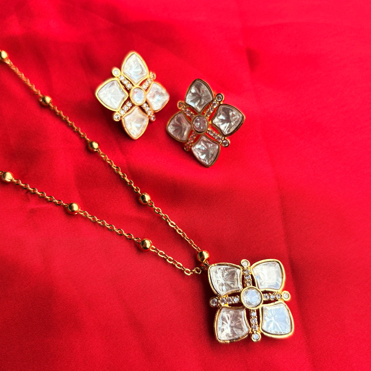 Aarika Pendant Set