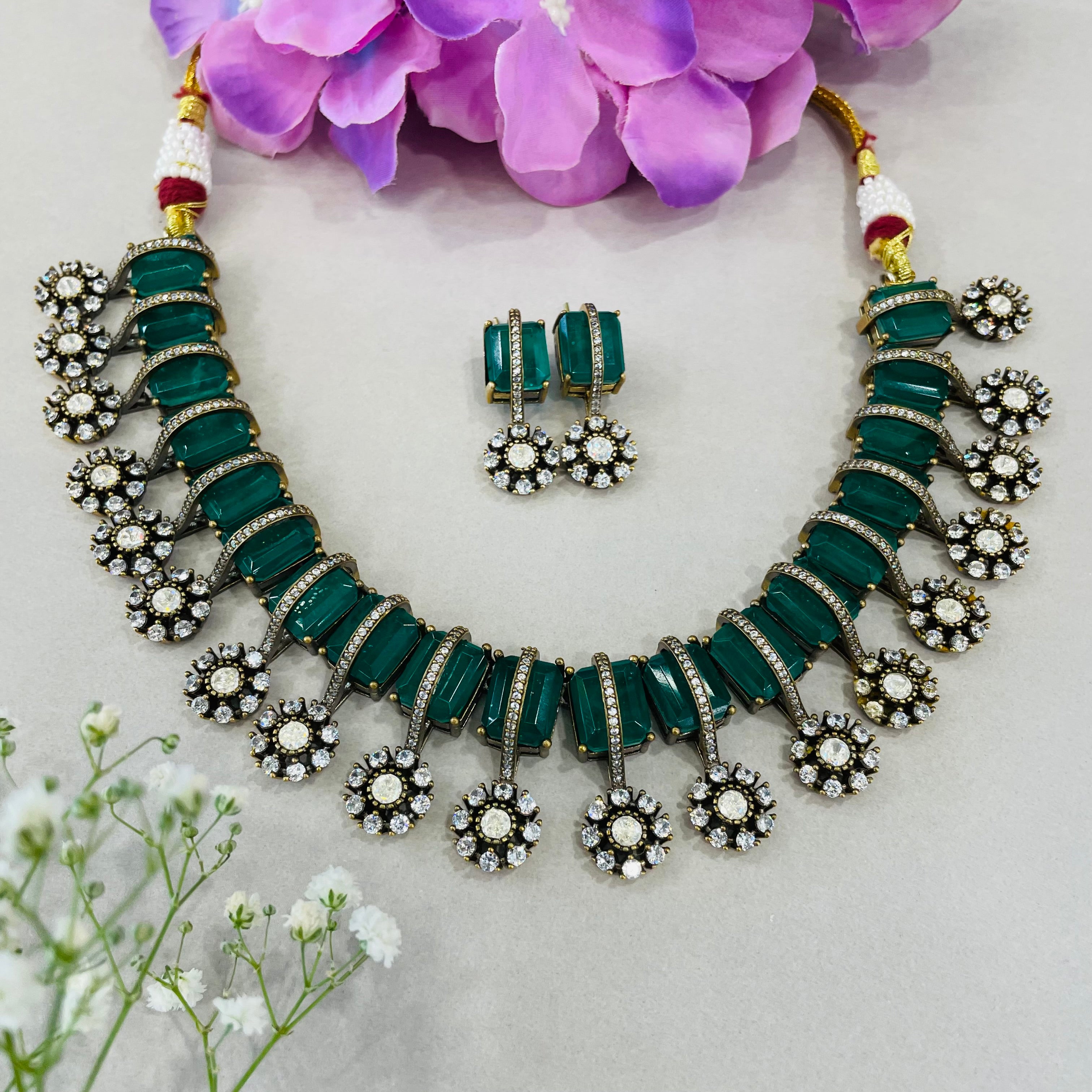 Nayaab Zarrin-Panna neckpiece