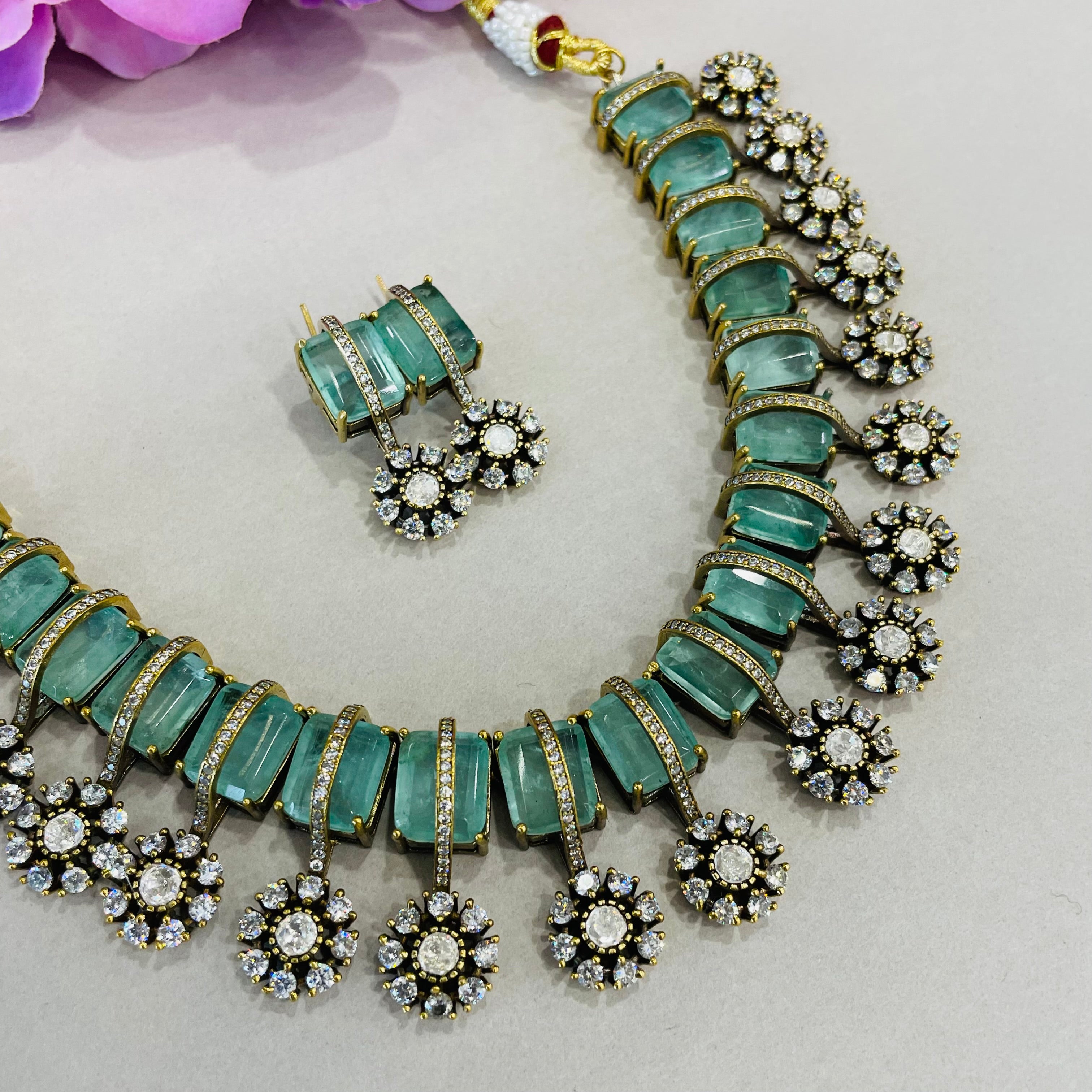 Nayaab Zarrin-Panna neckpiece
