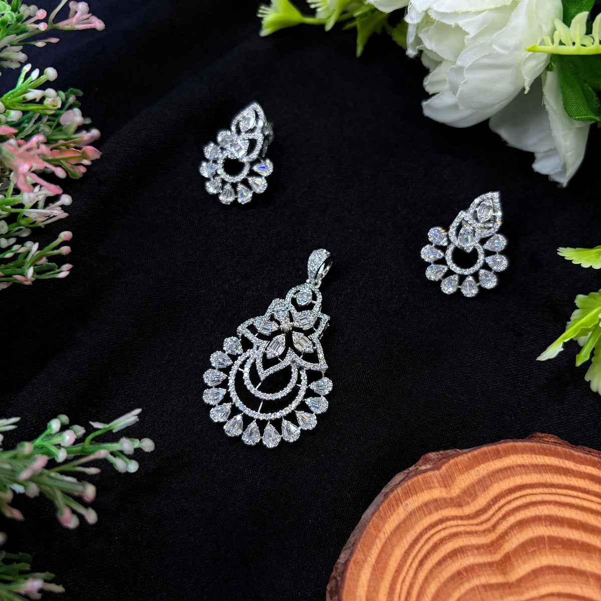 Serelle Pendant Set