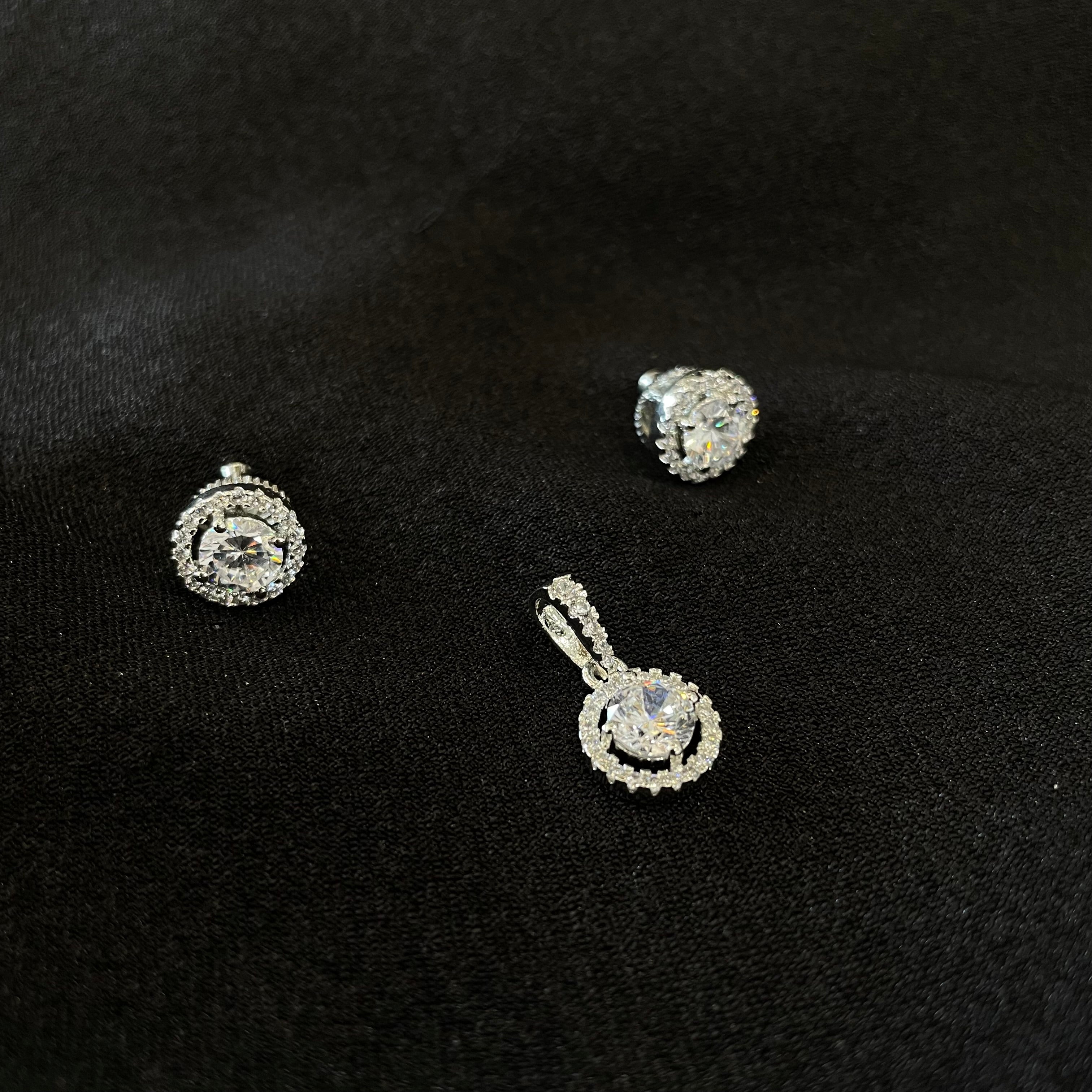 Ad Paridhi pendant set