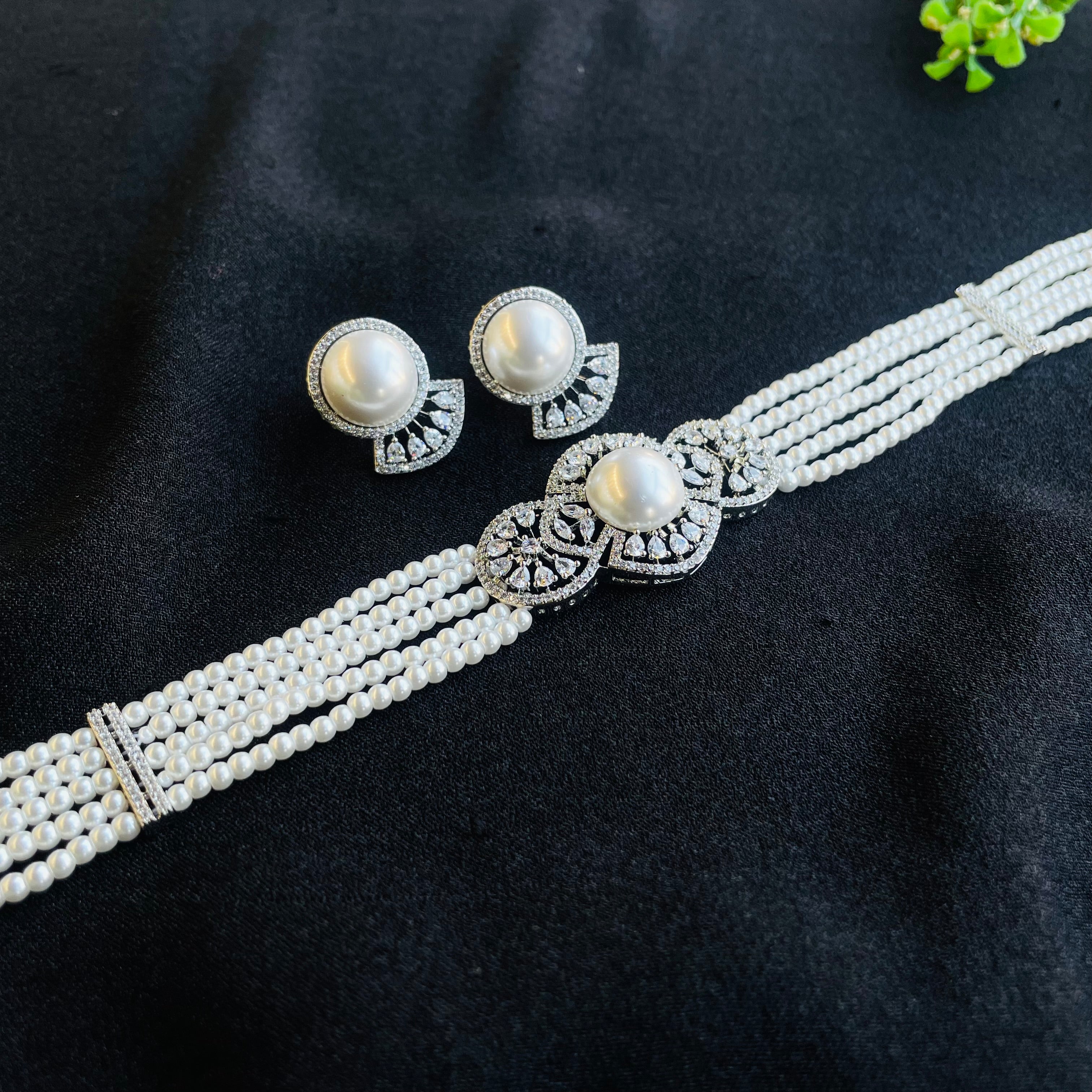 Ad Nayeli Pearl Choker