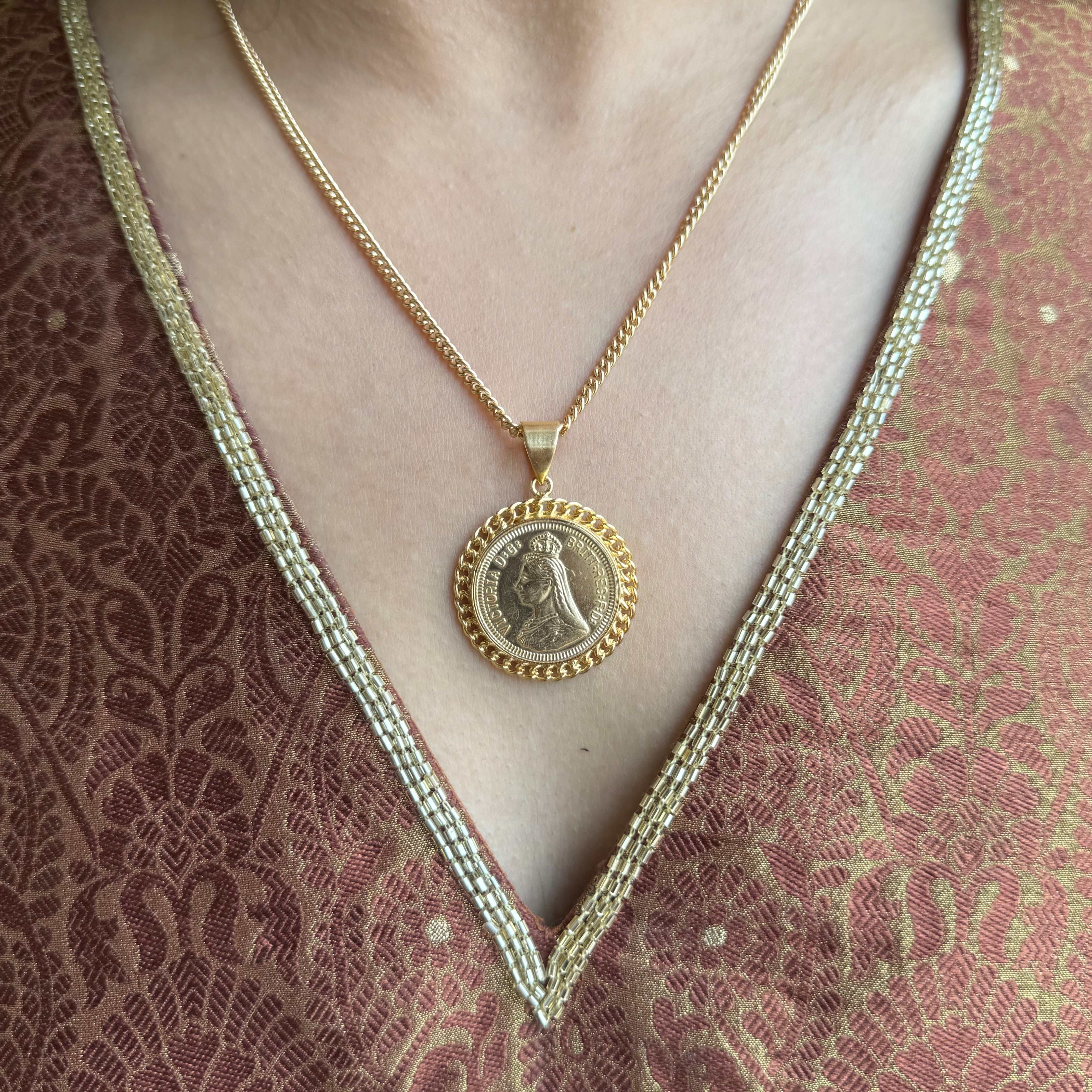 Nayaab Kiara Pendant Set