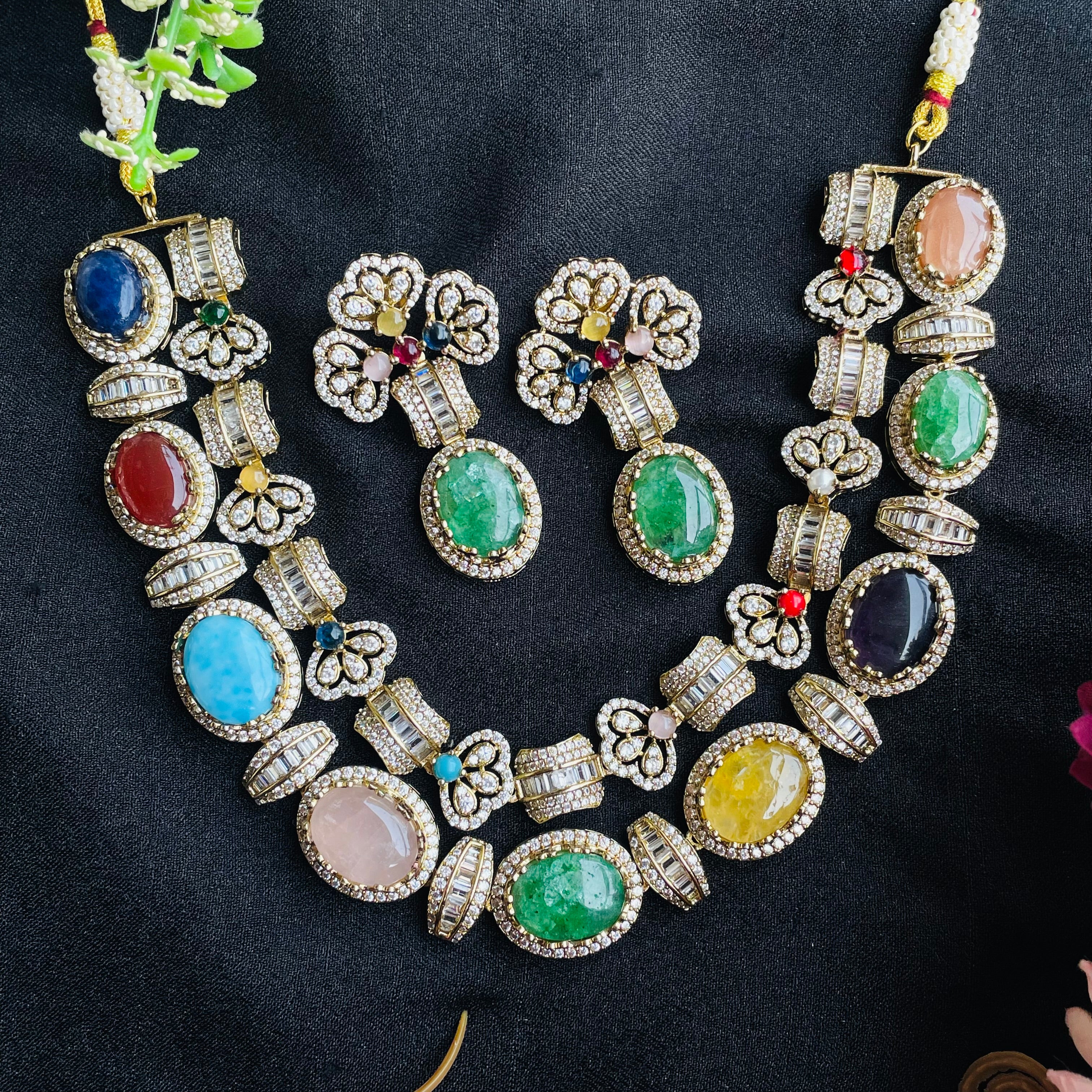Nayaab Bessie neckpiece