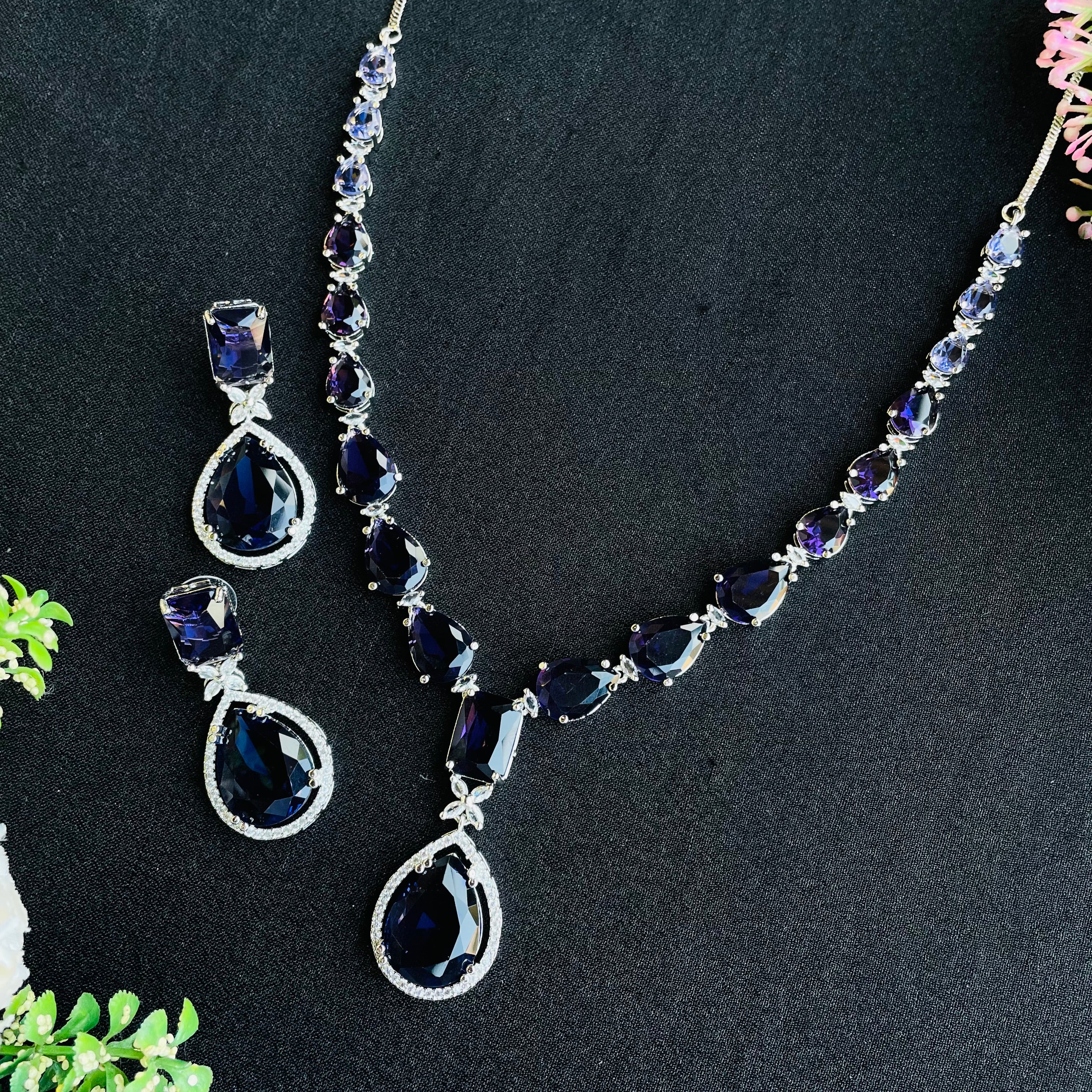 kiara emerald  ad Neckpiece