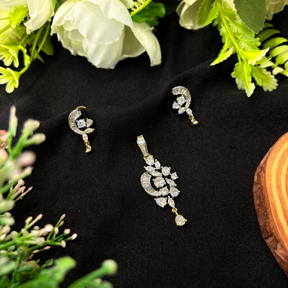 Arunima Pendant Set