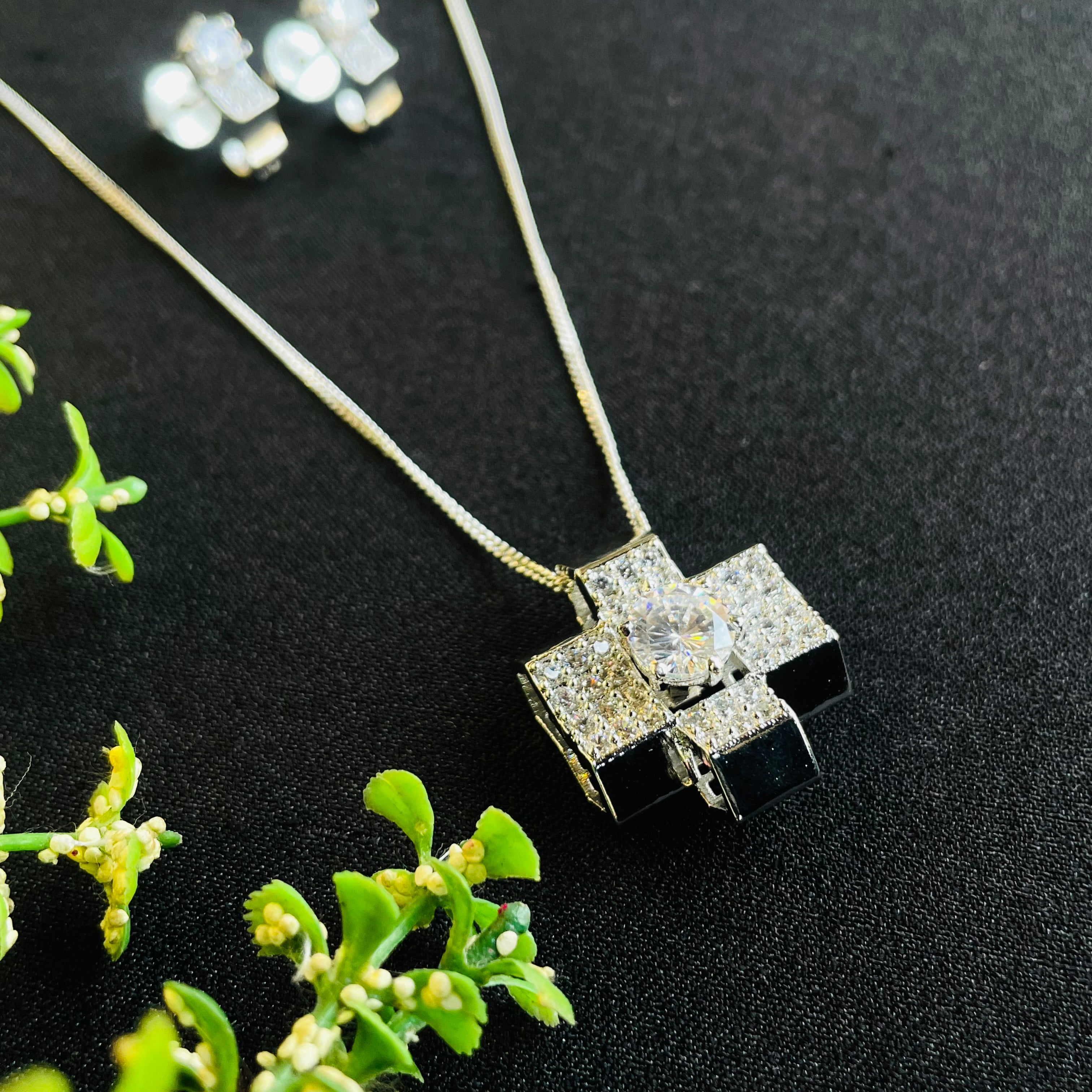 Ad Samantha Pendant Set