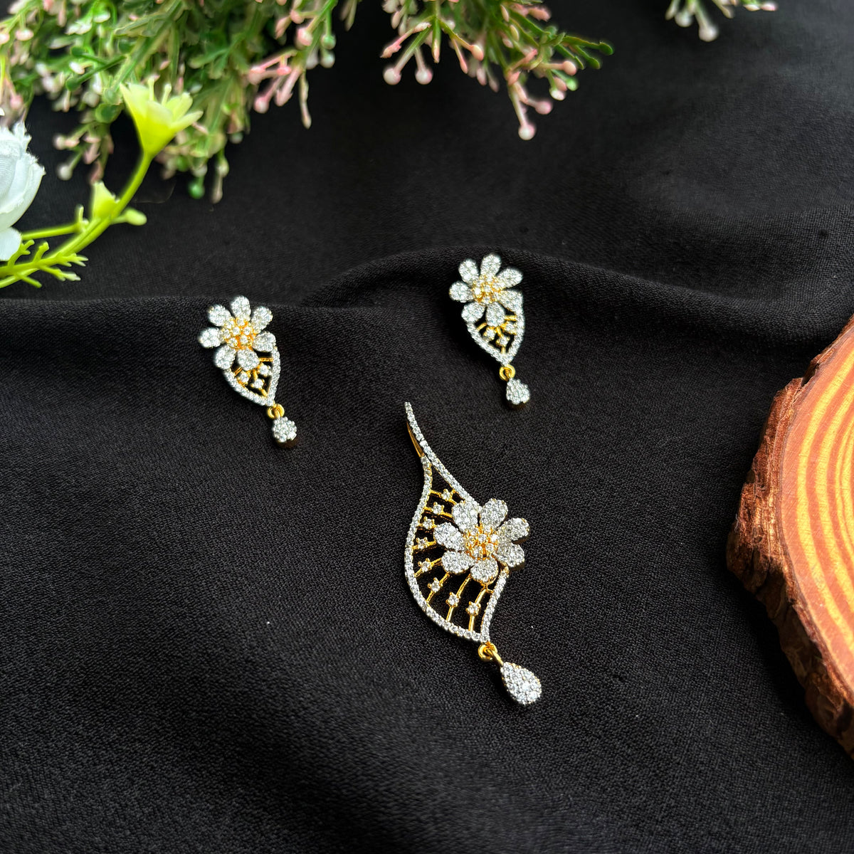 Manjari Pendant Set