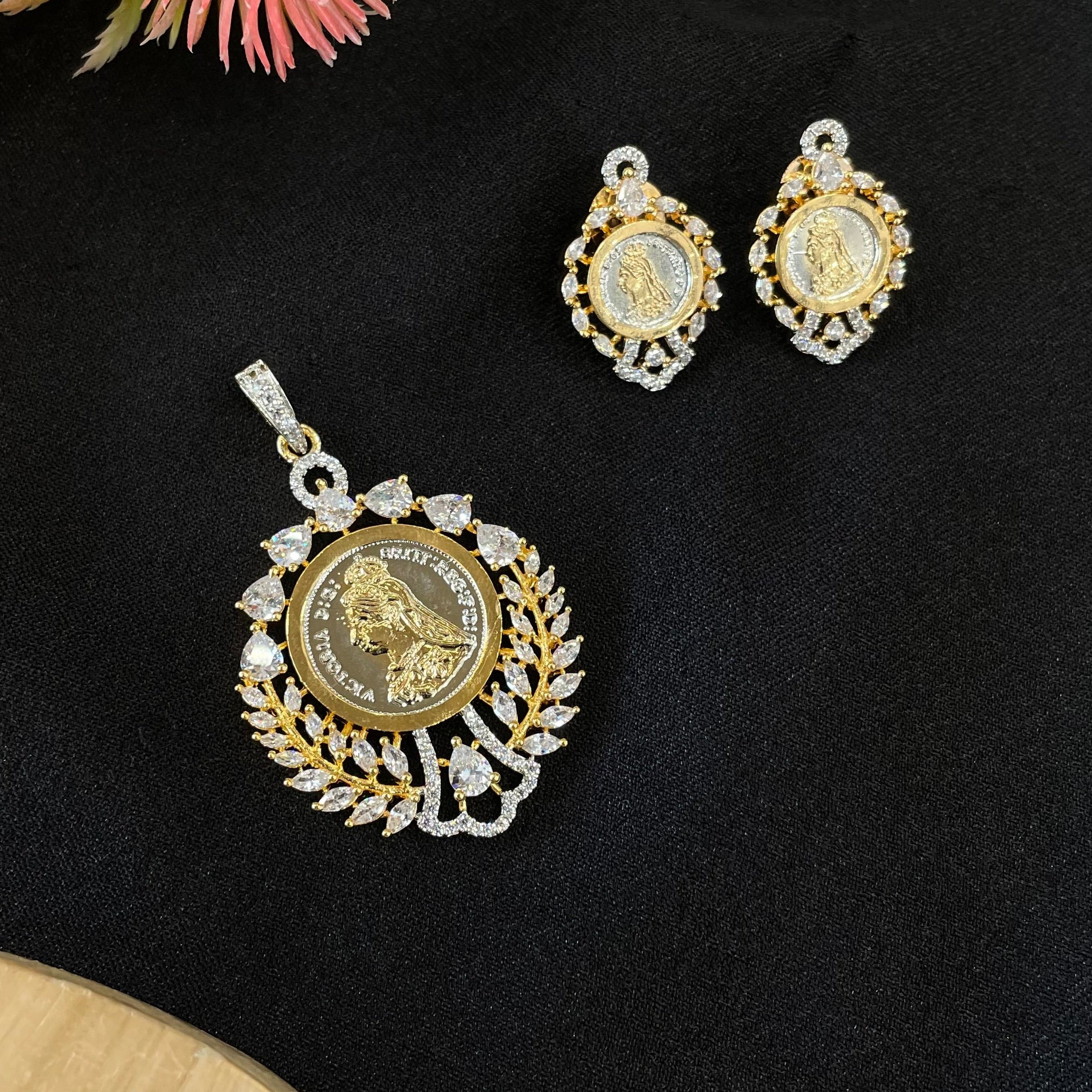 AD Elina coin Pendant Set