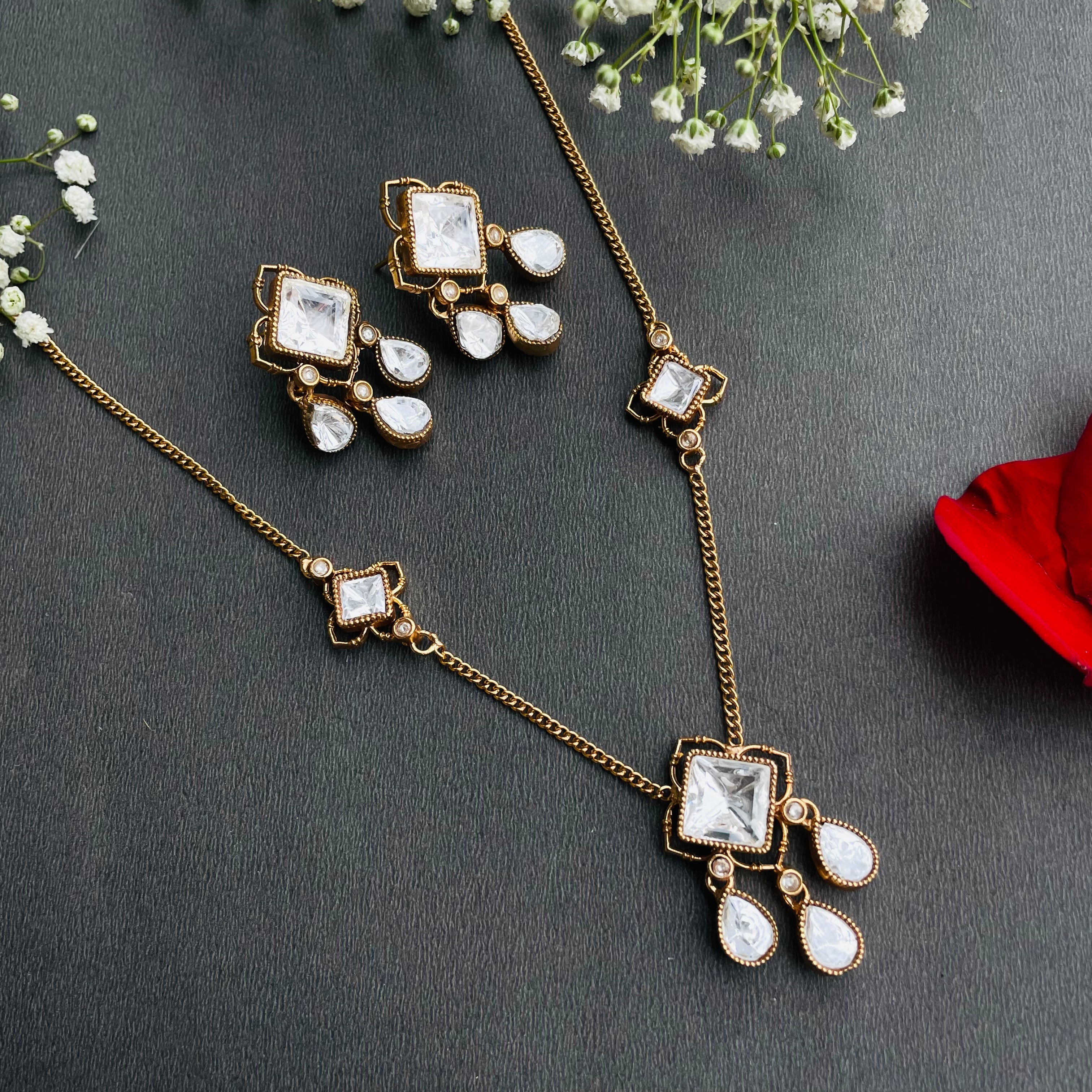 Nayaab janvi pendant set