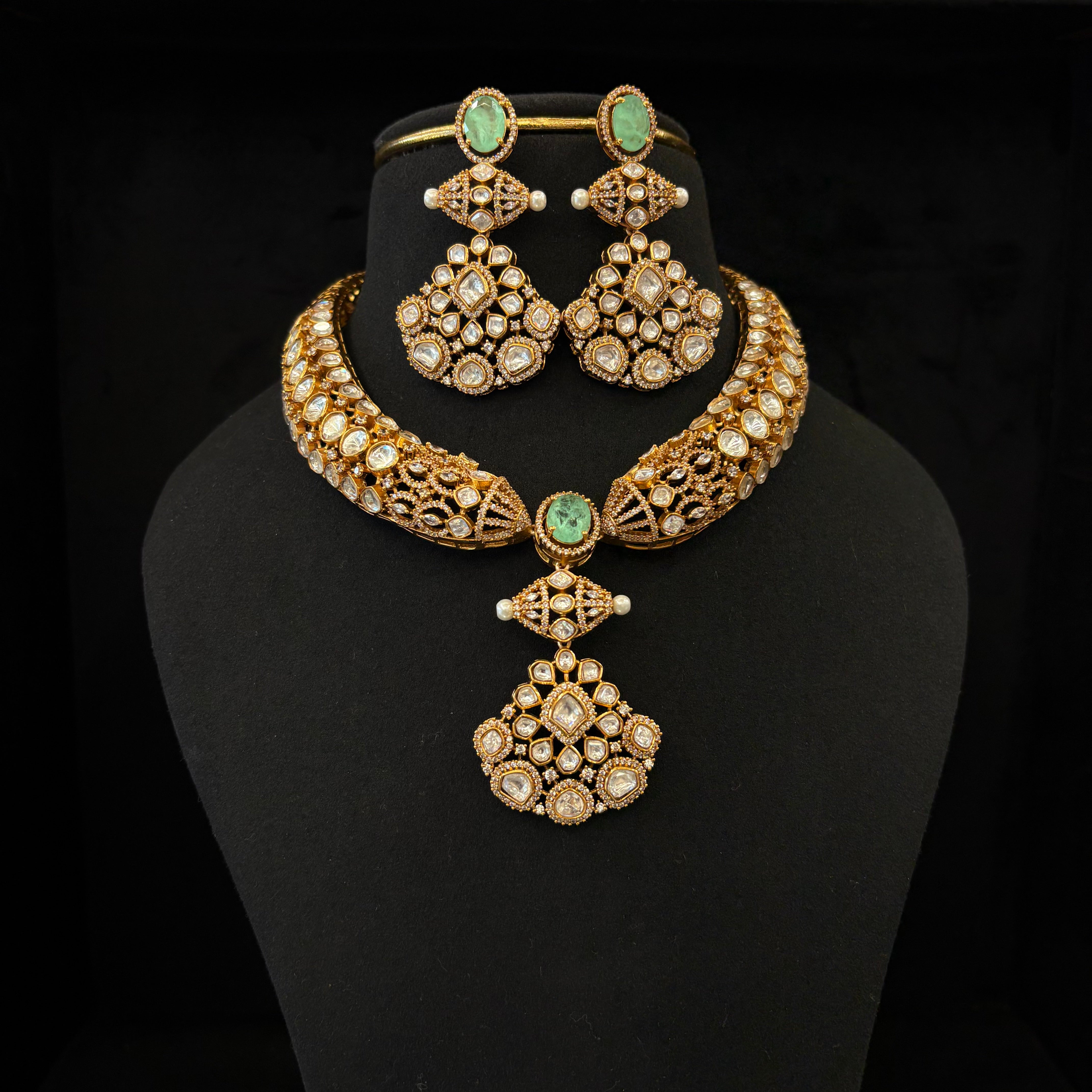 Nayaab Avira Neckpiece
