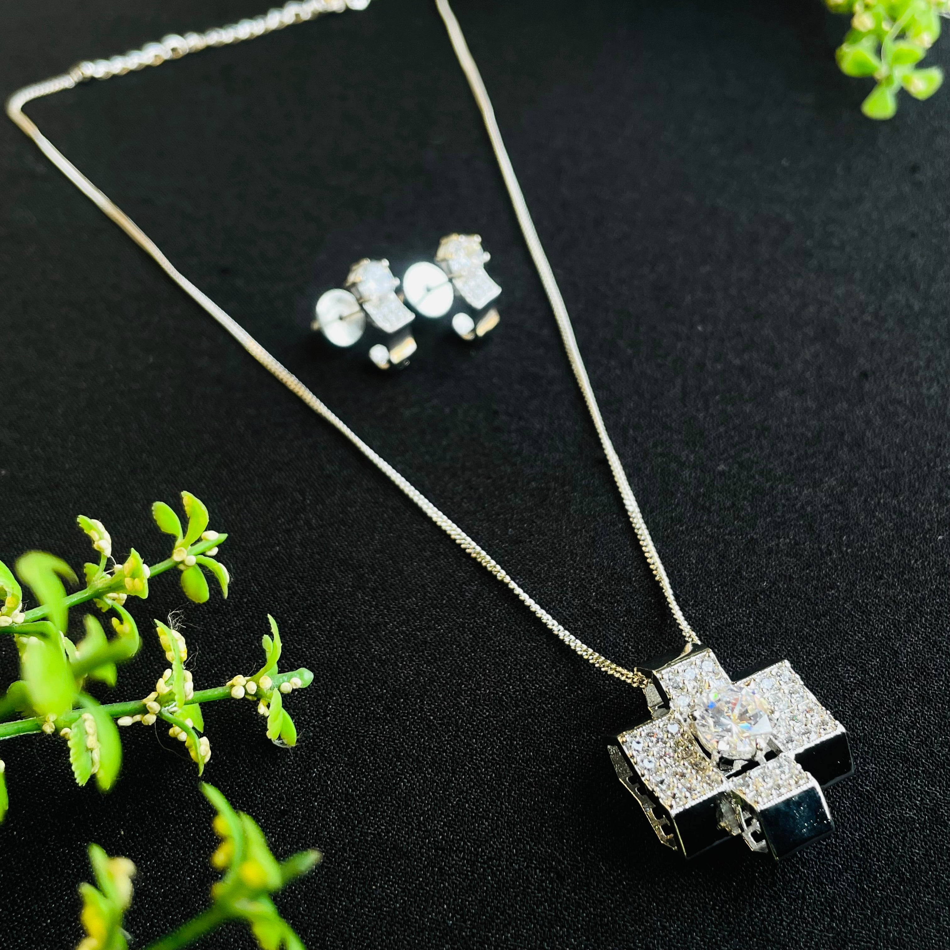 Ad Samantha Pendant Set