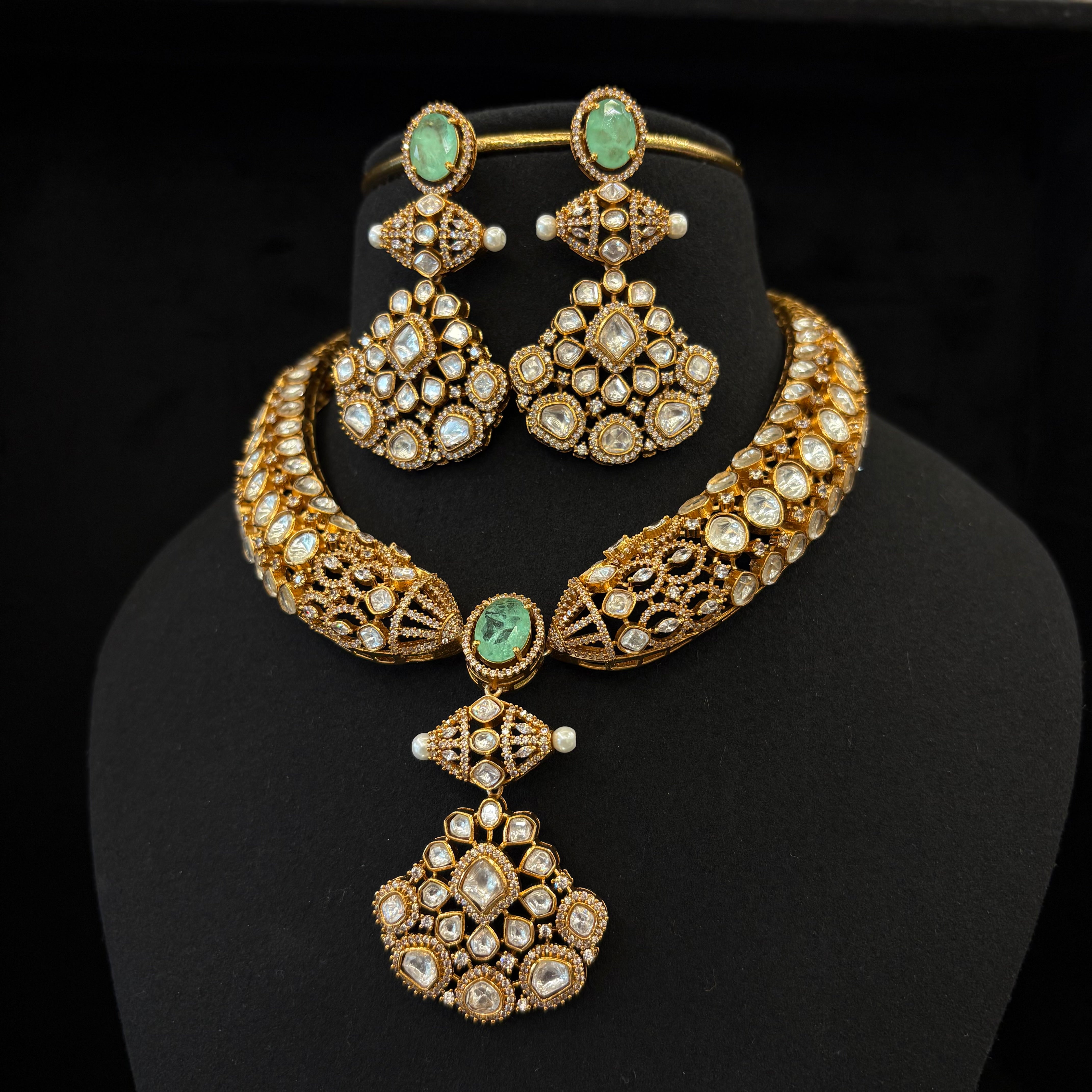 Nayaab Avira Neckpiece