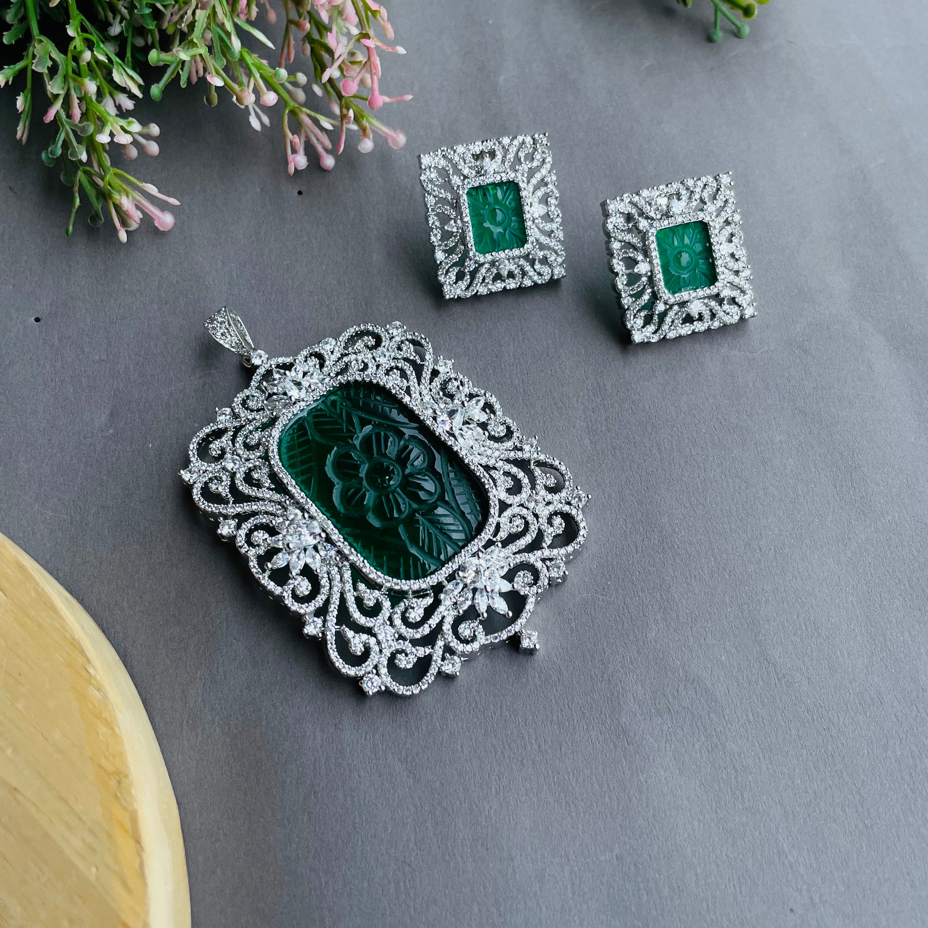 AD Saira Pendant Set