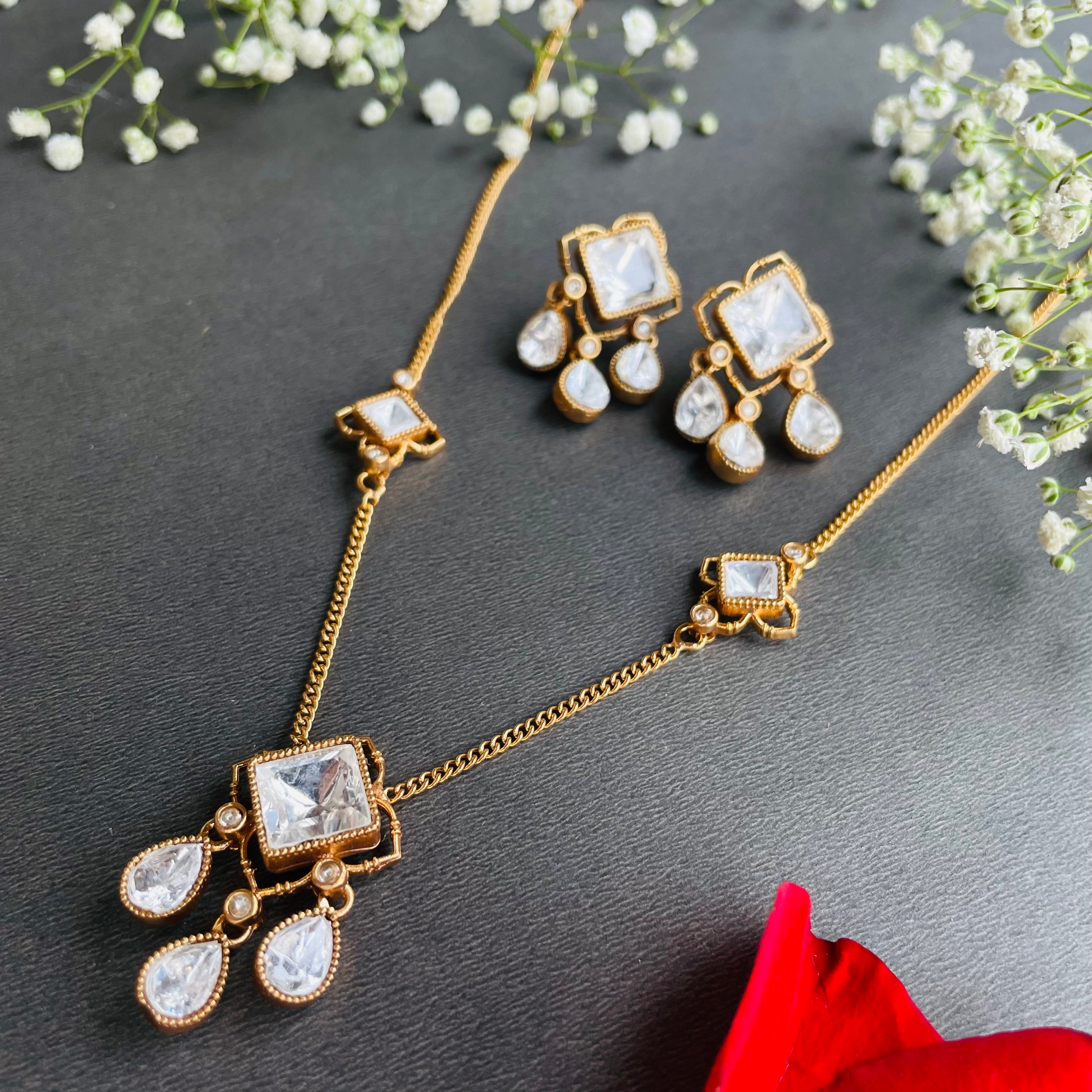 Nayaab janvi pendant set