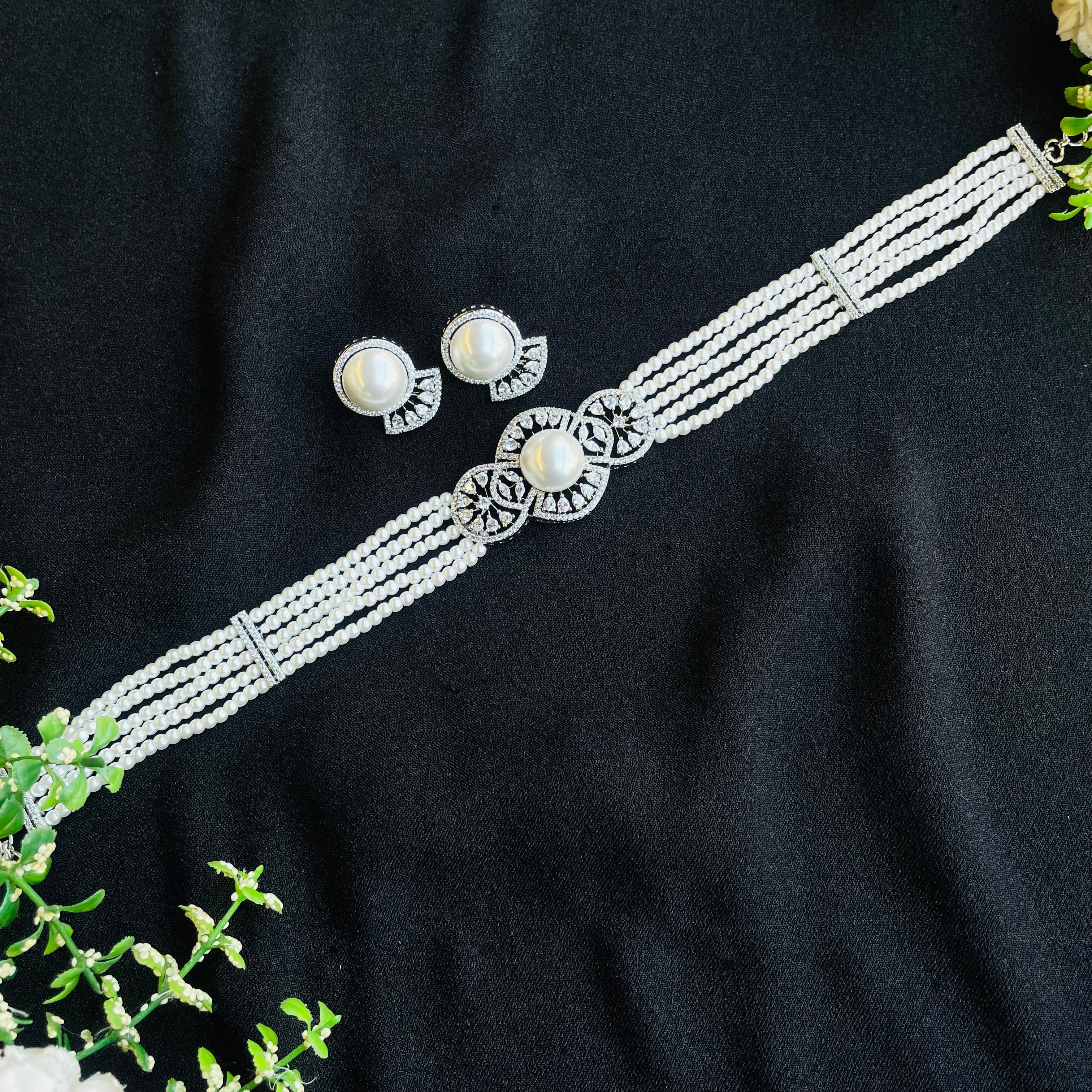 Ad Nayeli Pearl Choker