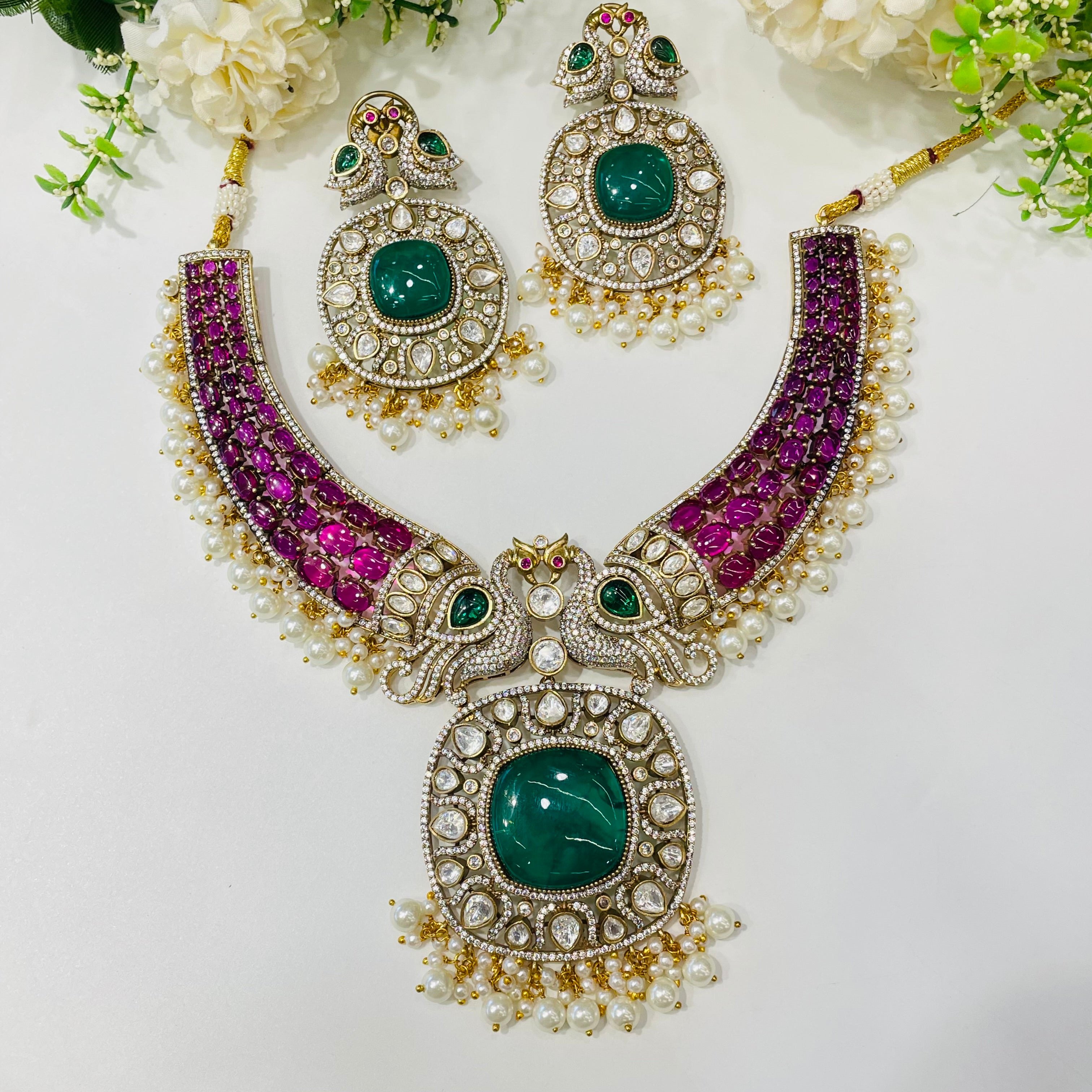 Nayaab Raveena neckpiece