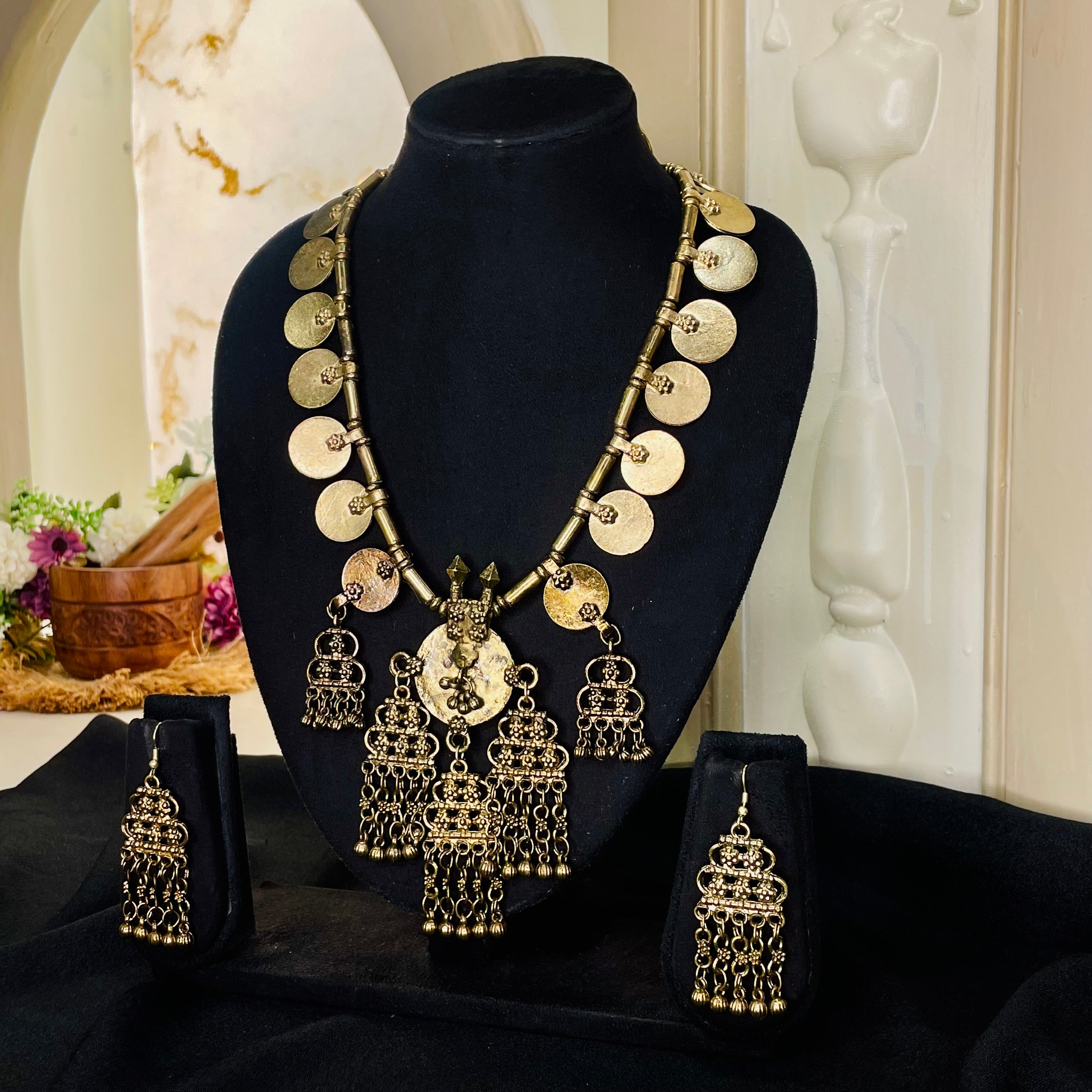 Inara Meo Golden Neckpiece
