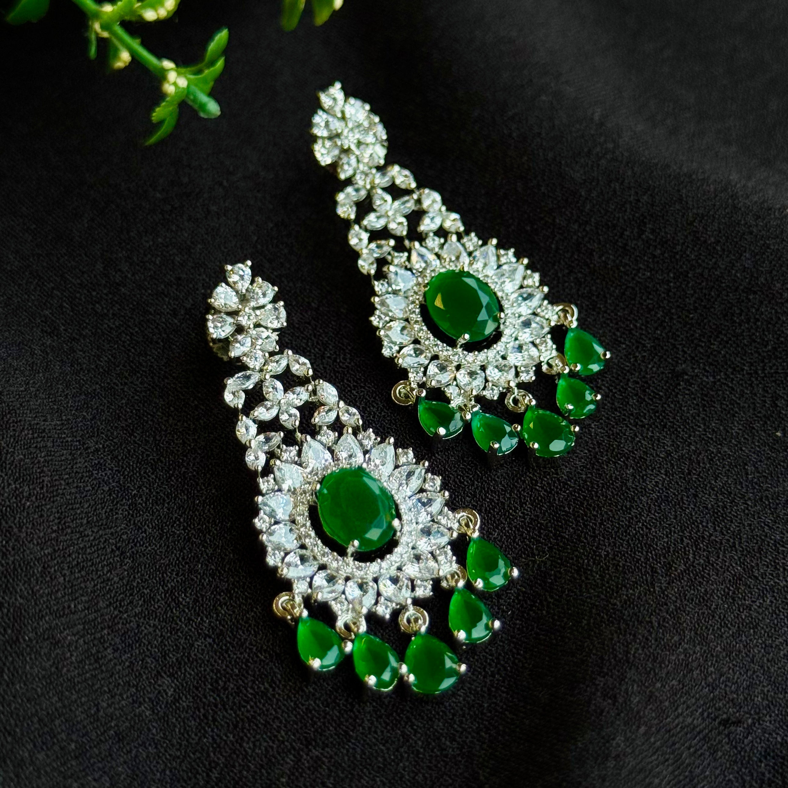 Ad Genevieve Neckpiece