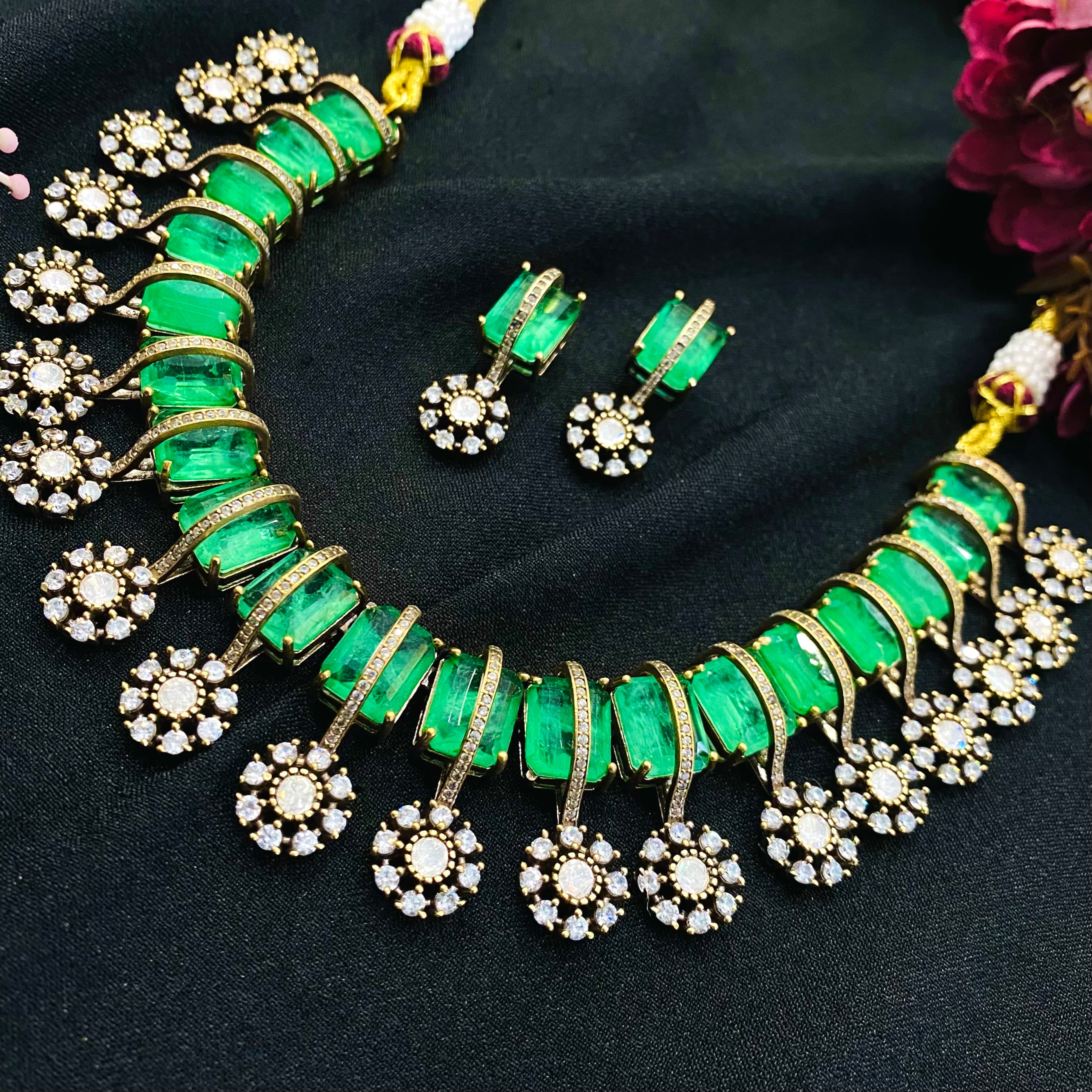 Nayaab Zarrin-Panna neckpiece