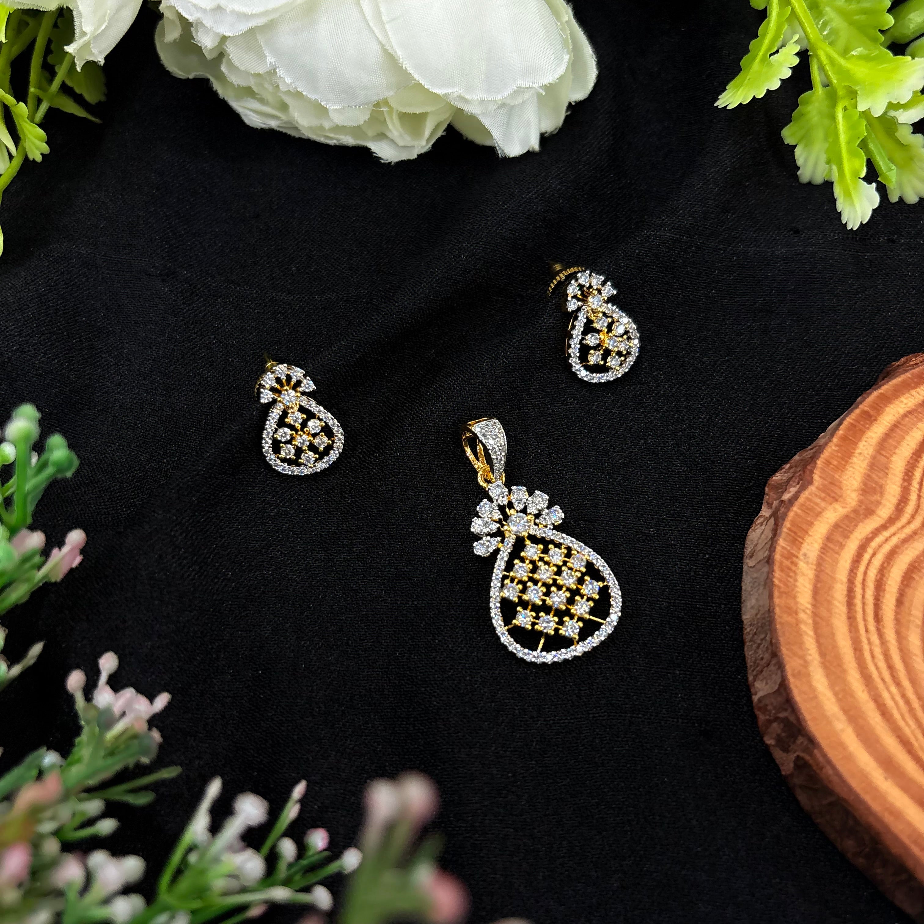 Avelia Pendant Set