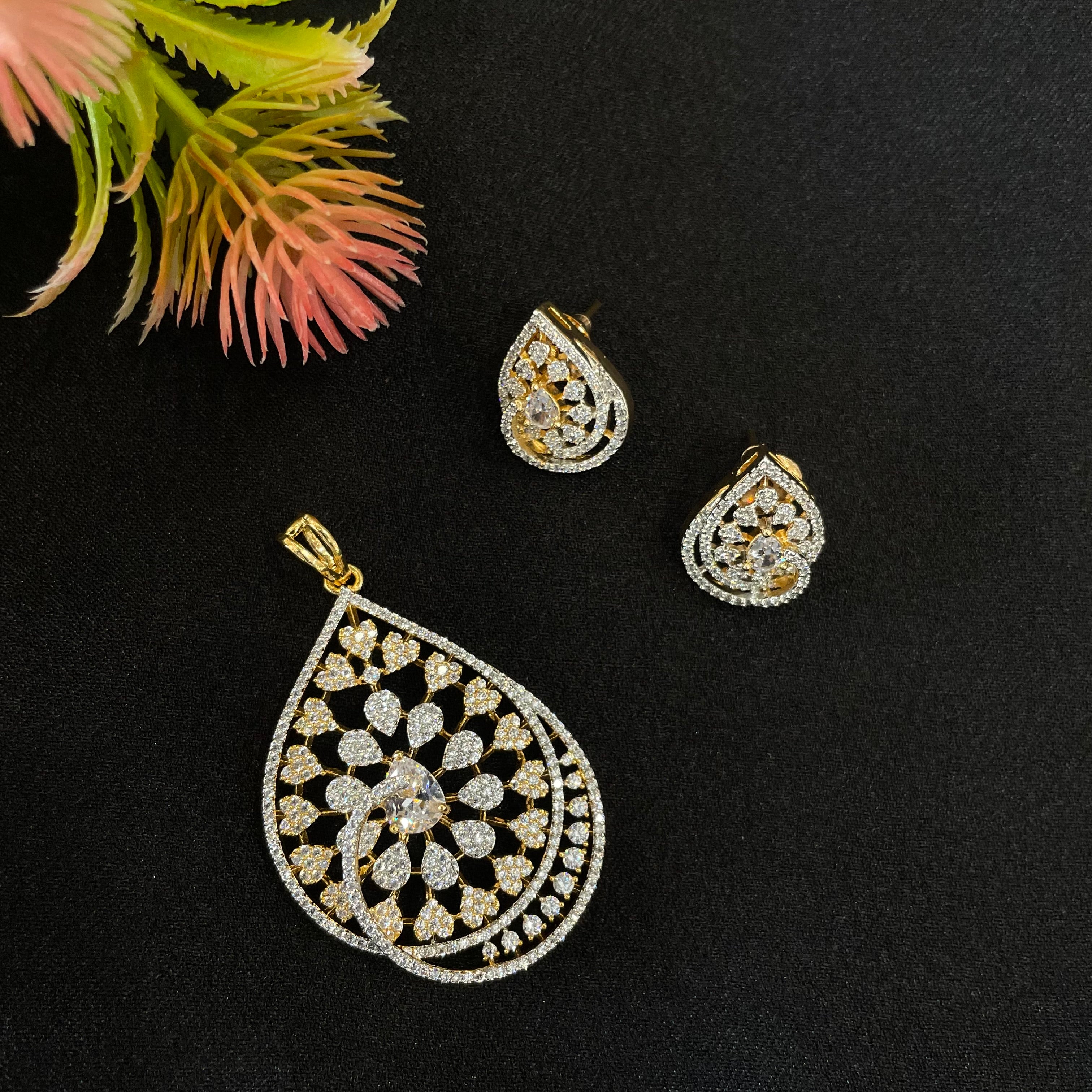 AD Samaira Pendant Set