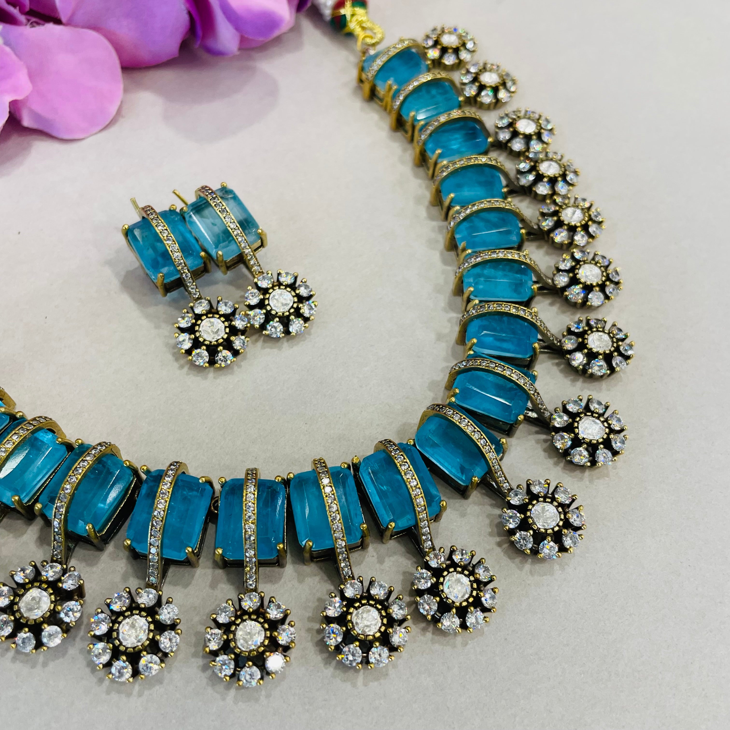 Nayaab Zarrin-Panna neckpiece