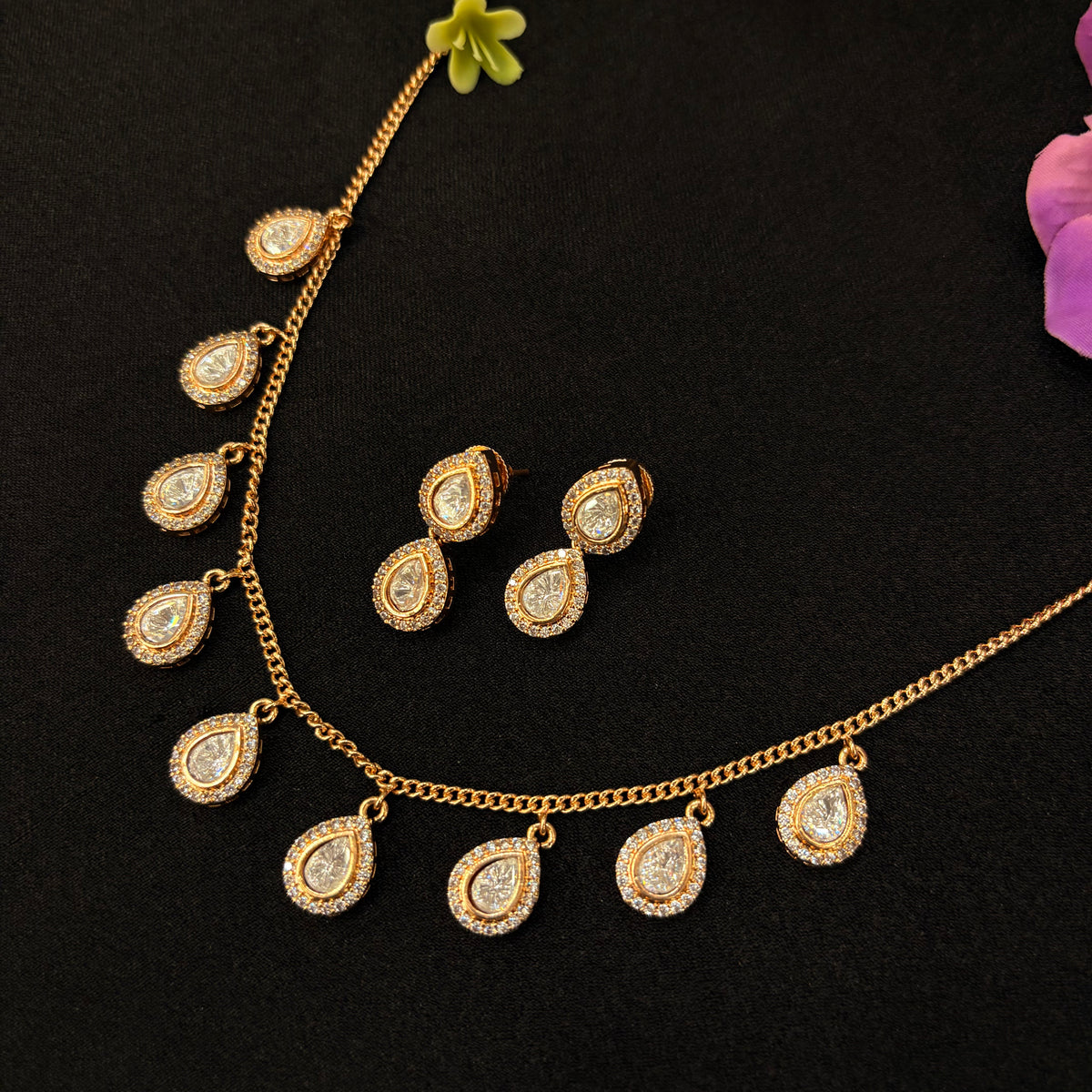 Zareen Teardrop Neckpiece