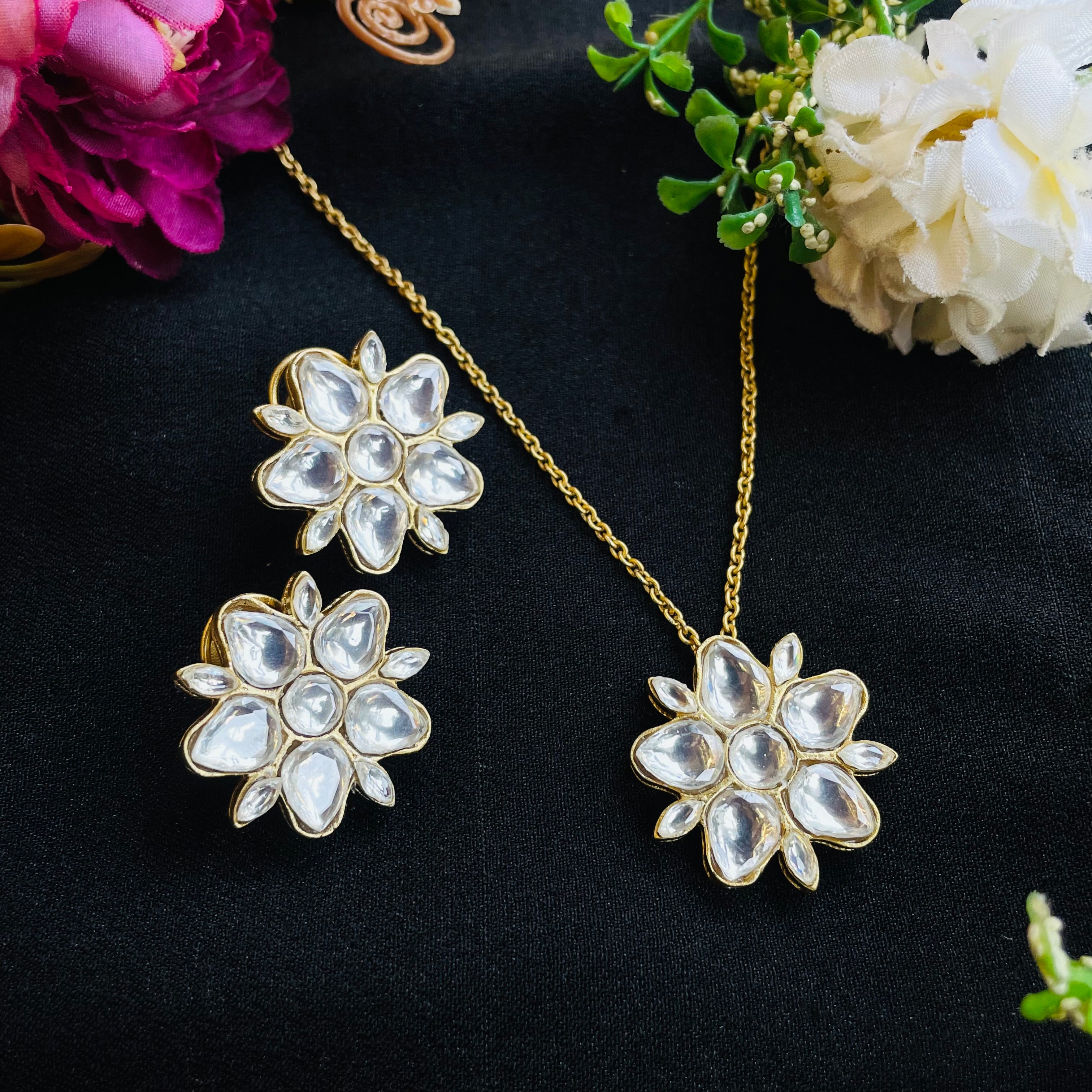 Nayaab Goldie pendant