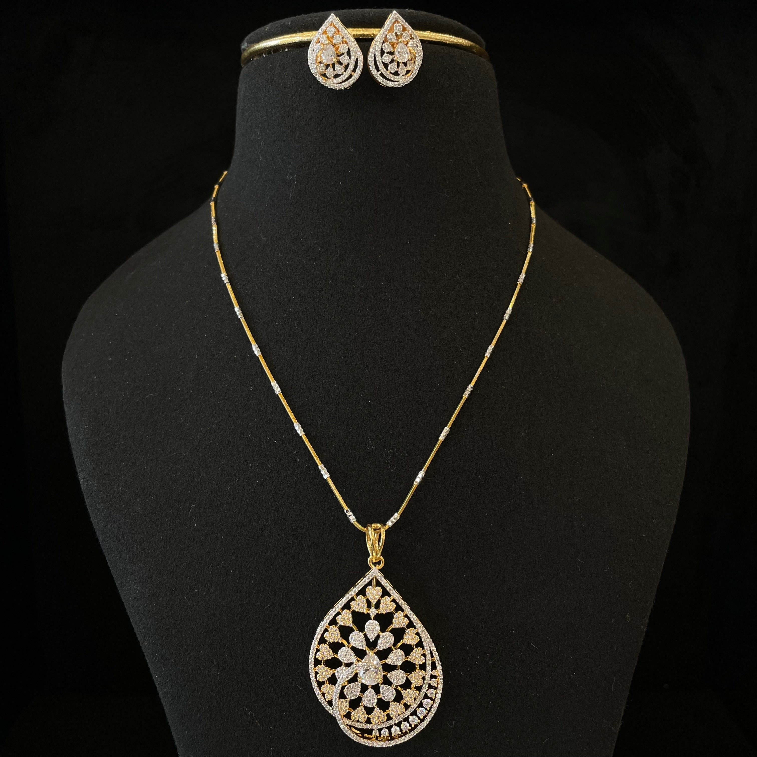 AD Samaira Pendant Set