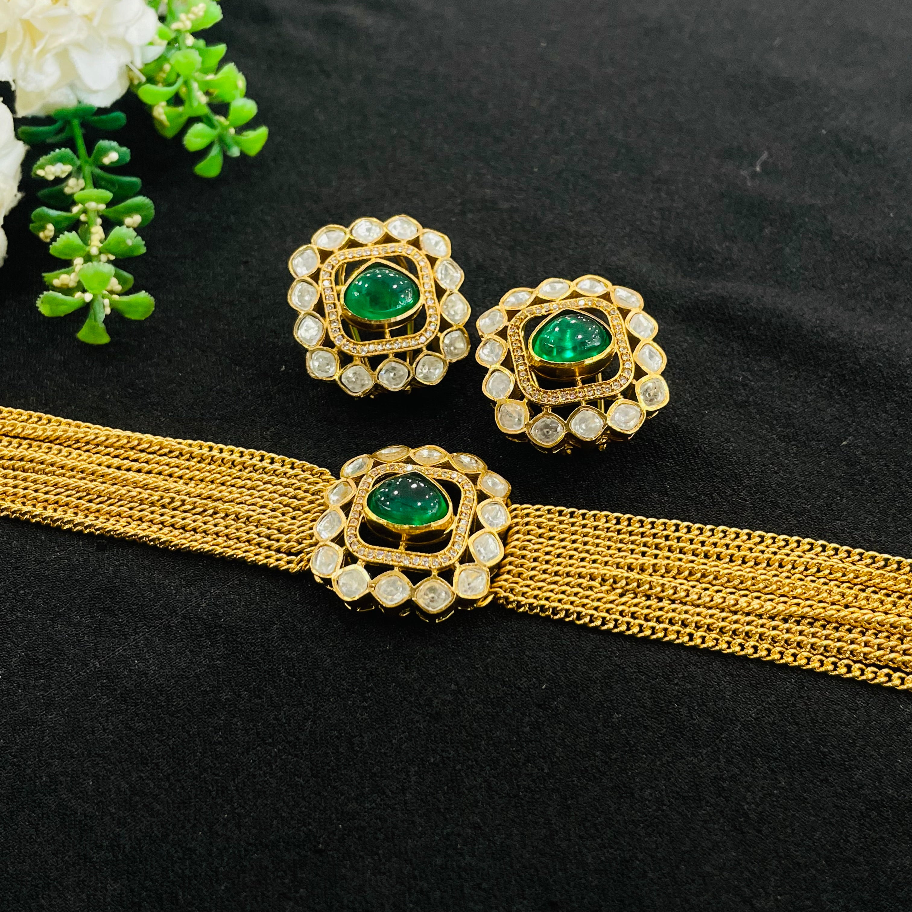 Nayaab savya choker