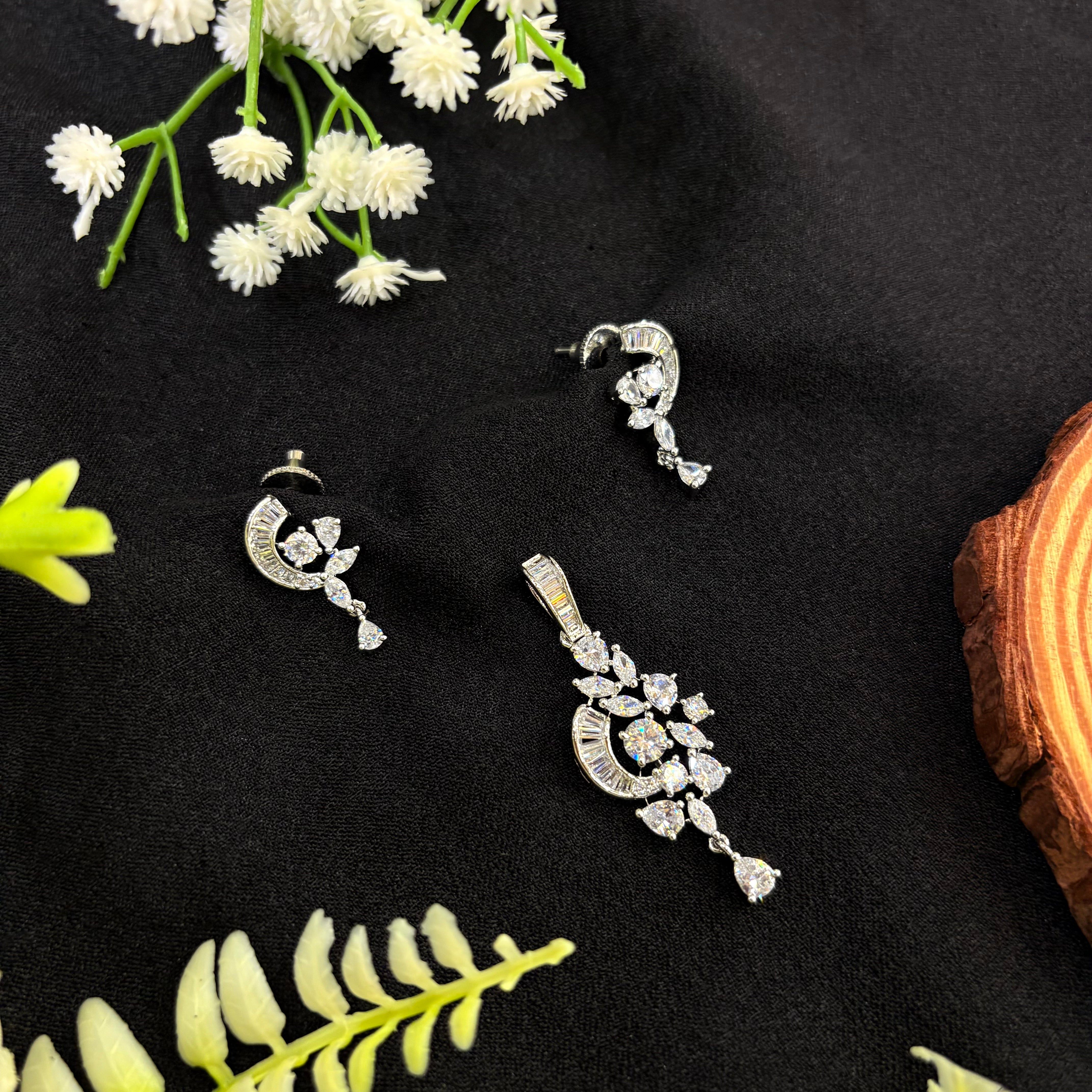 Arunima Pendant Set