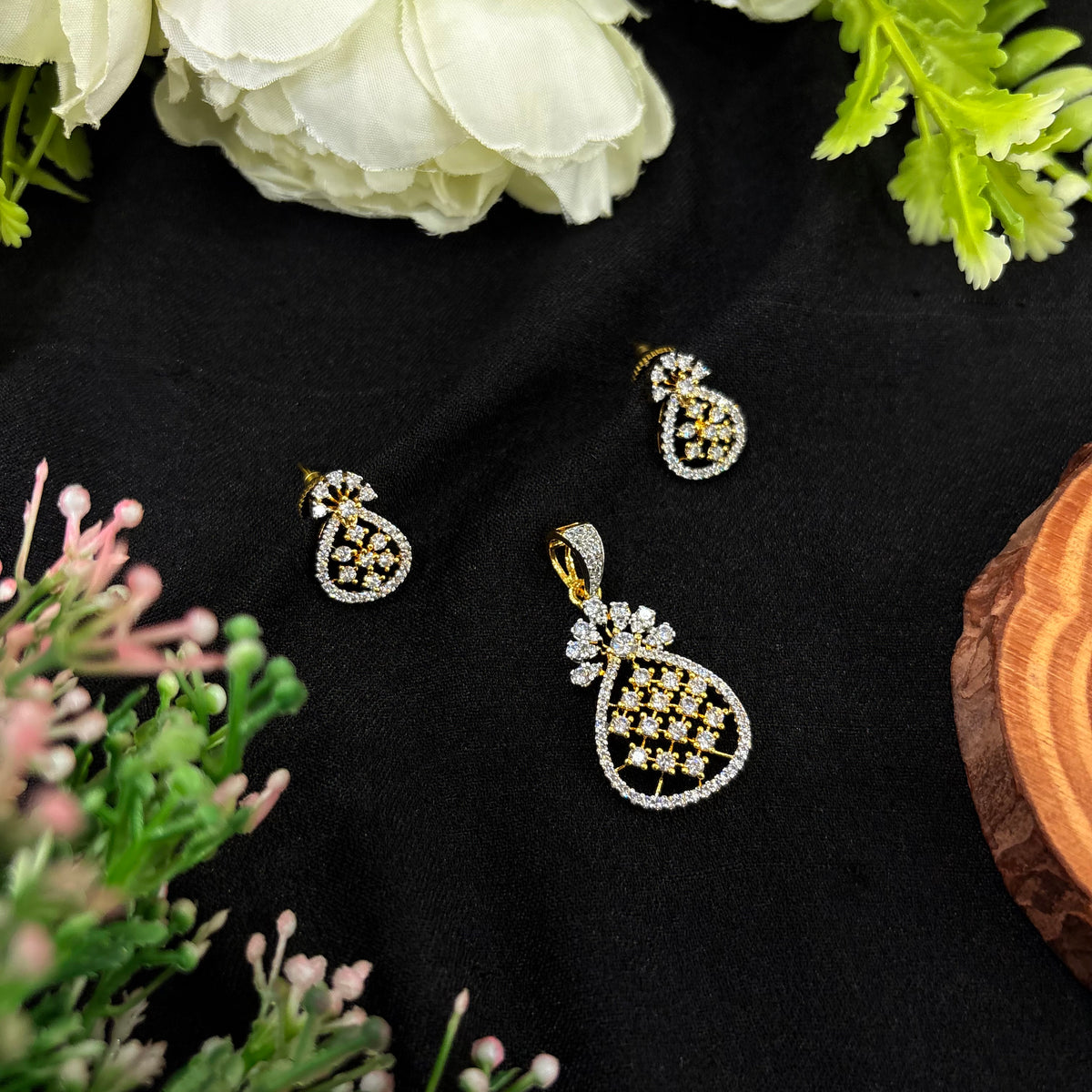 Avelia Pendant Set