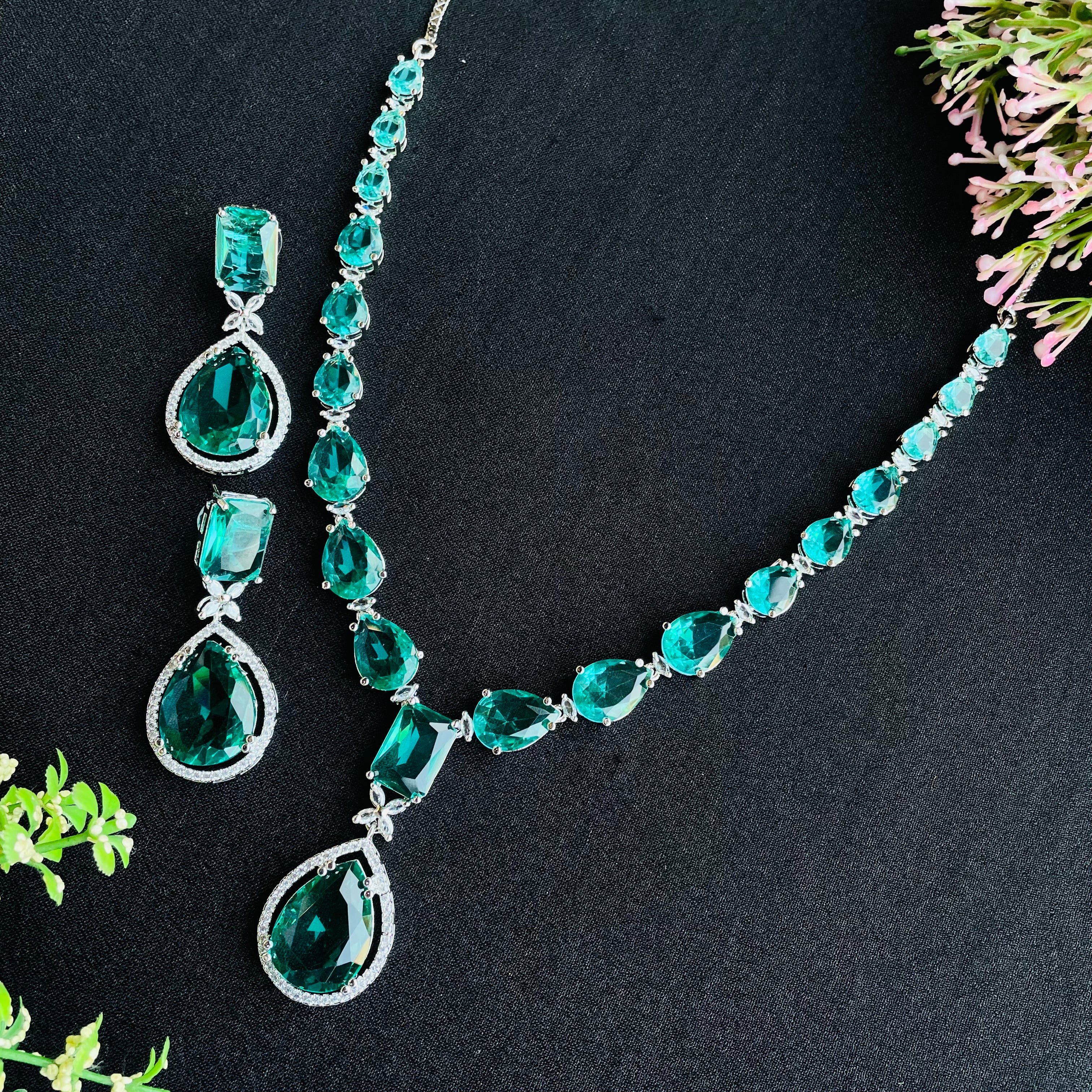 kiara emerald  ad Neckpiece