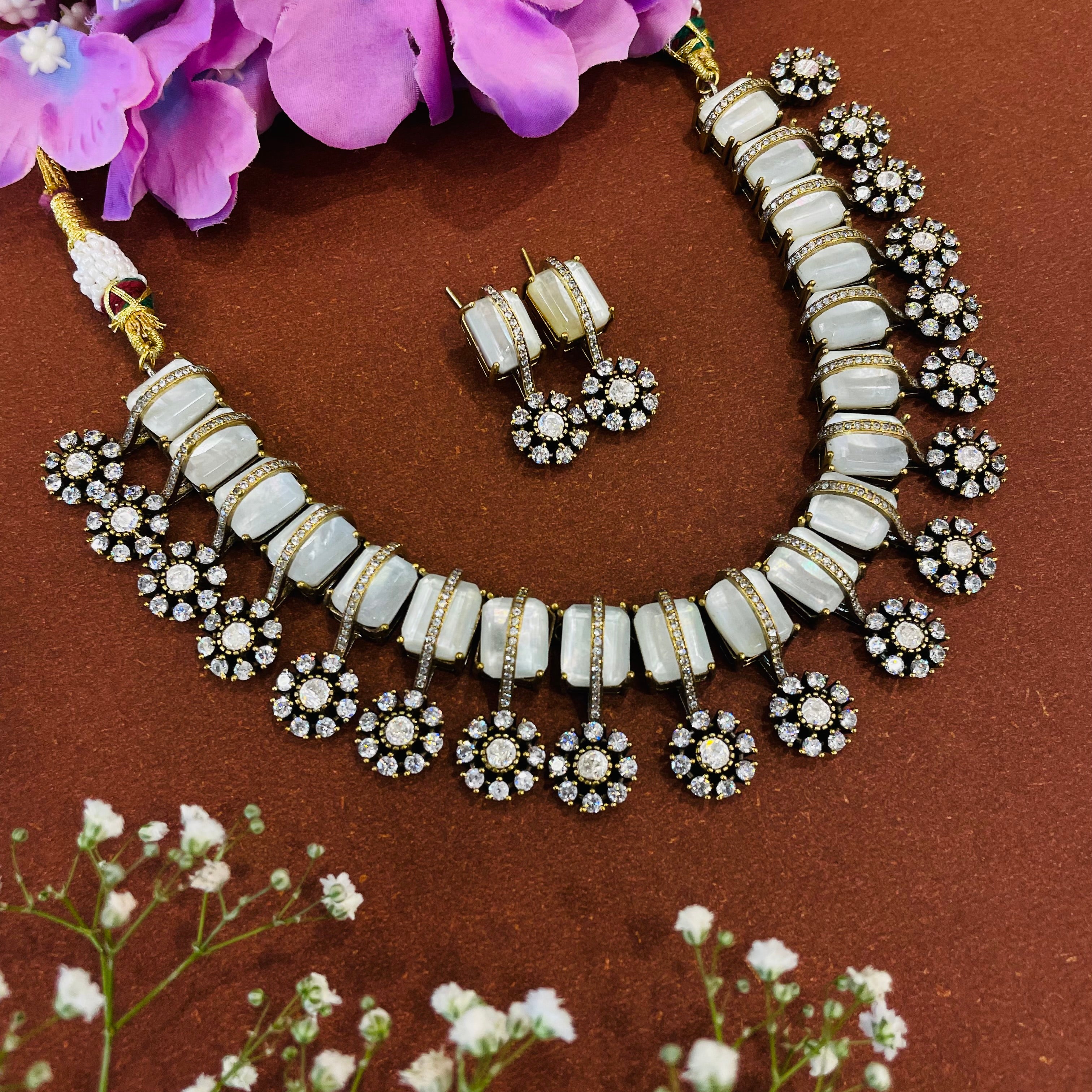 Nayaab Zarrin-Panna neckpiece