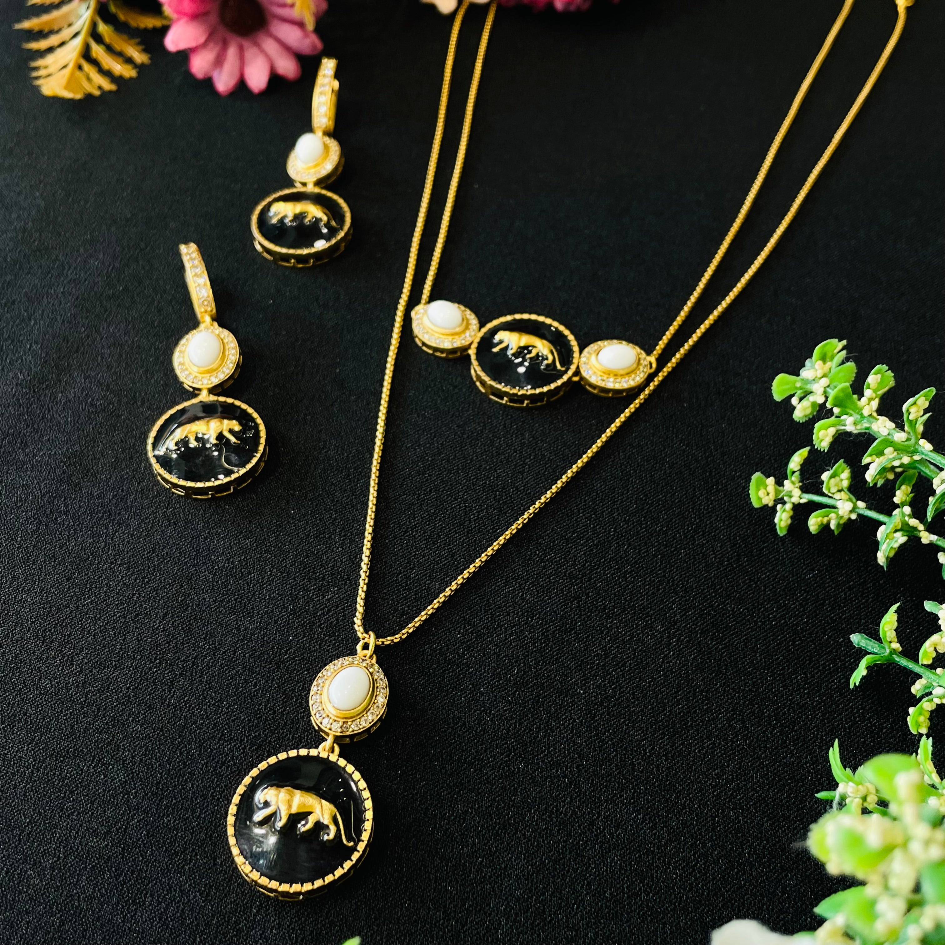 Nayaab Viral Pendant Neckpiece