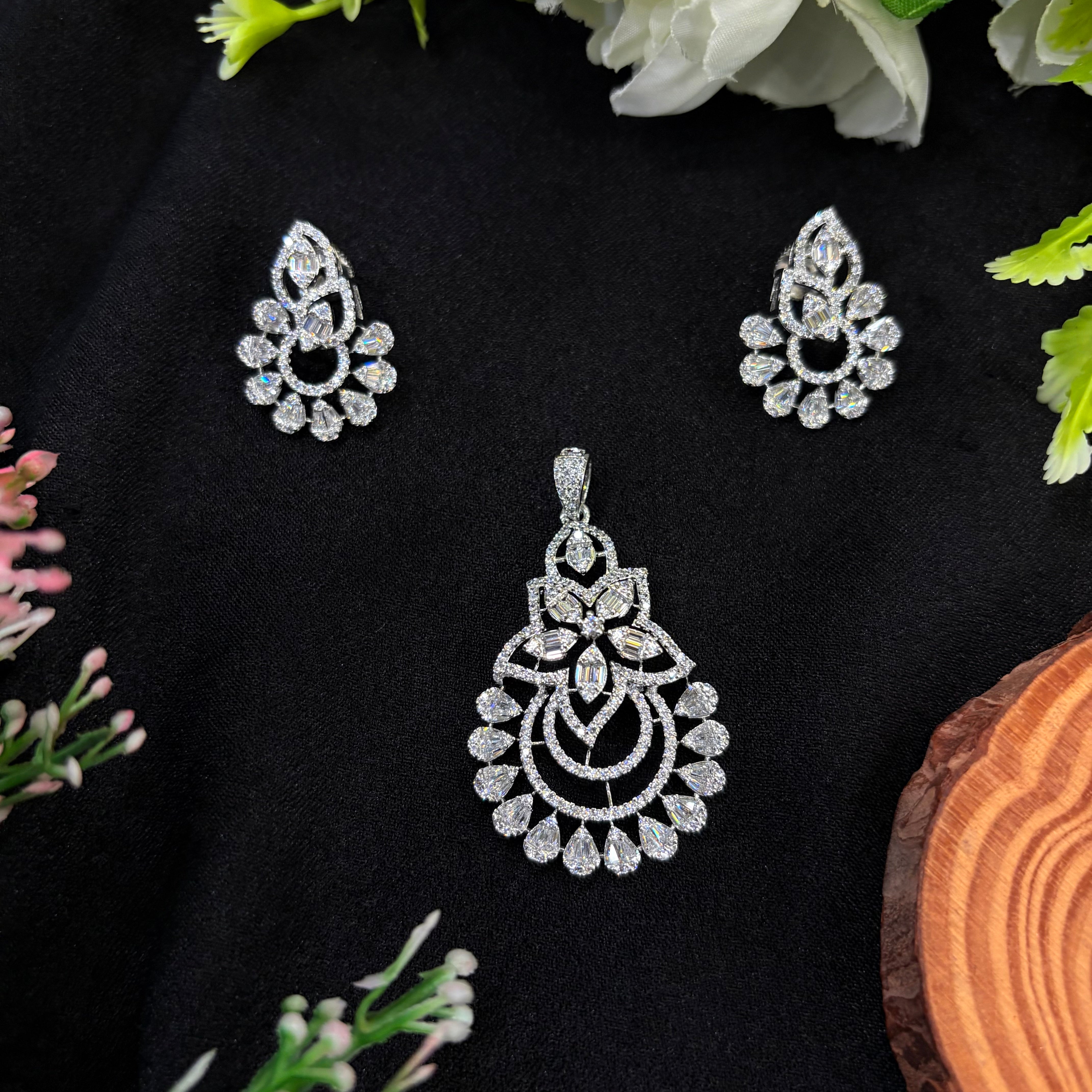 Serelle Pendant Set
