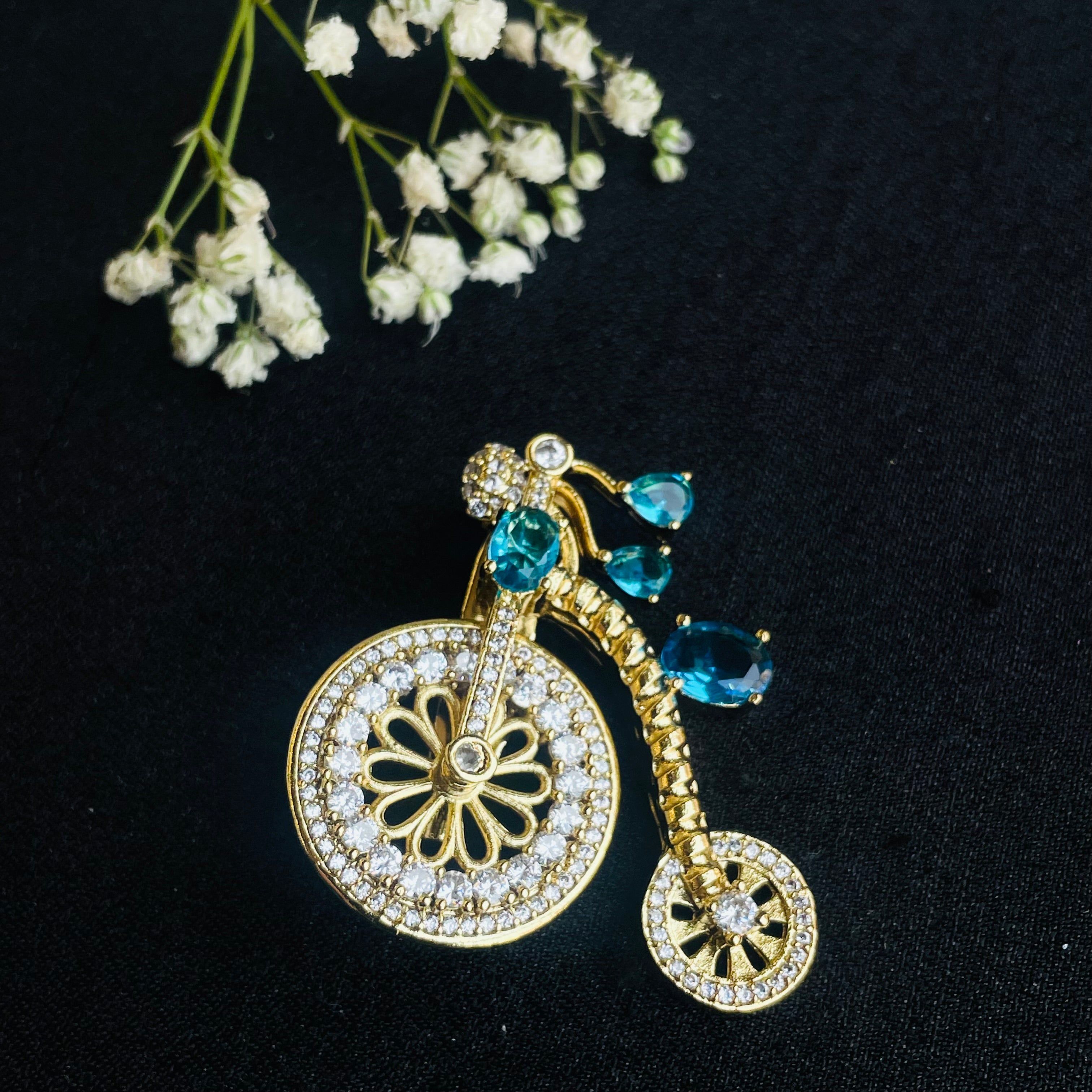 Nayaab Brielle brooch