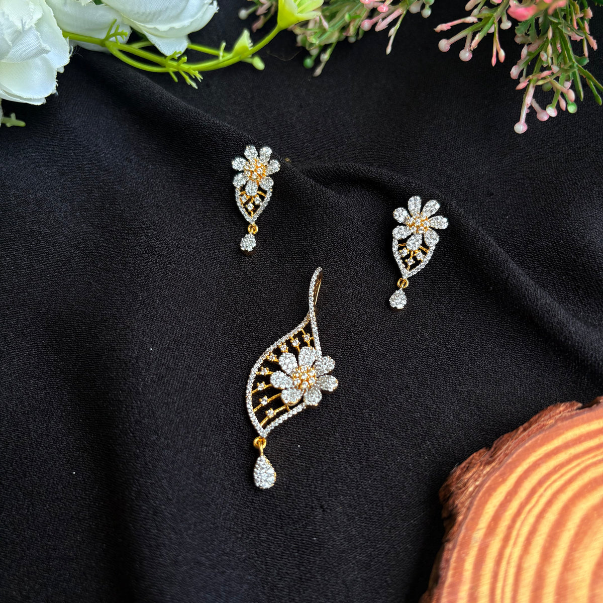 Manjari Pendant Set