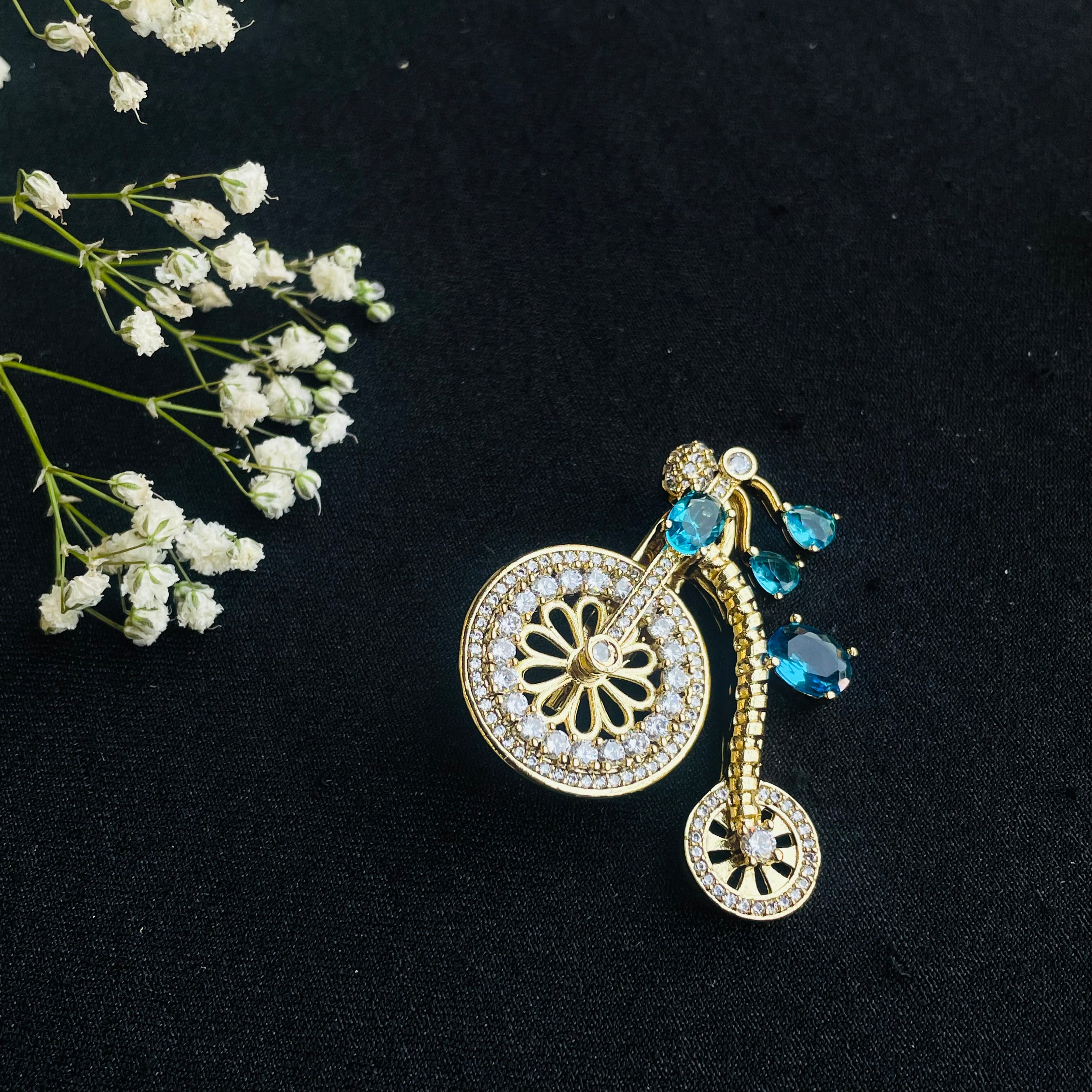 Nayaab Brielle brooch