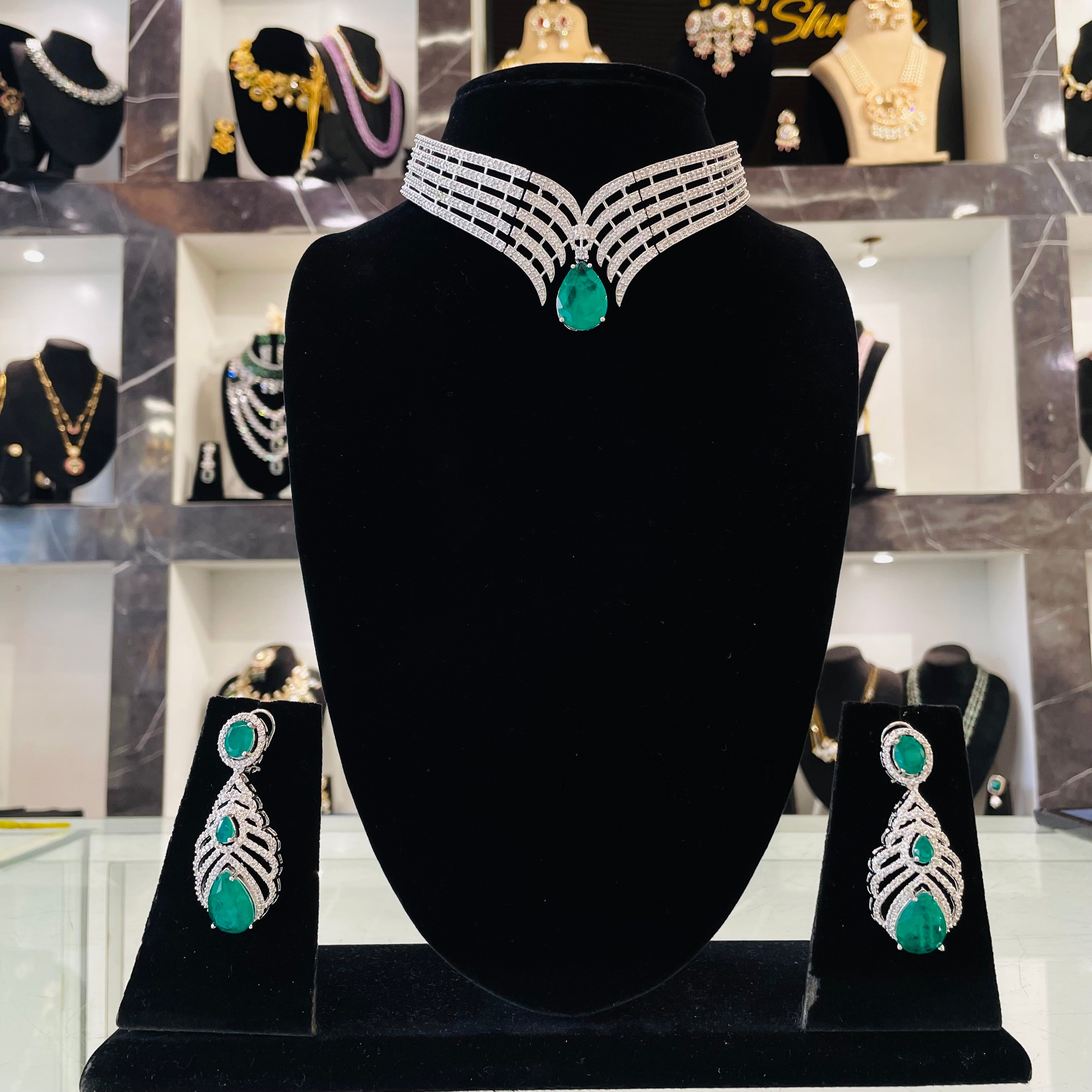 Ad Ava choker