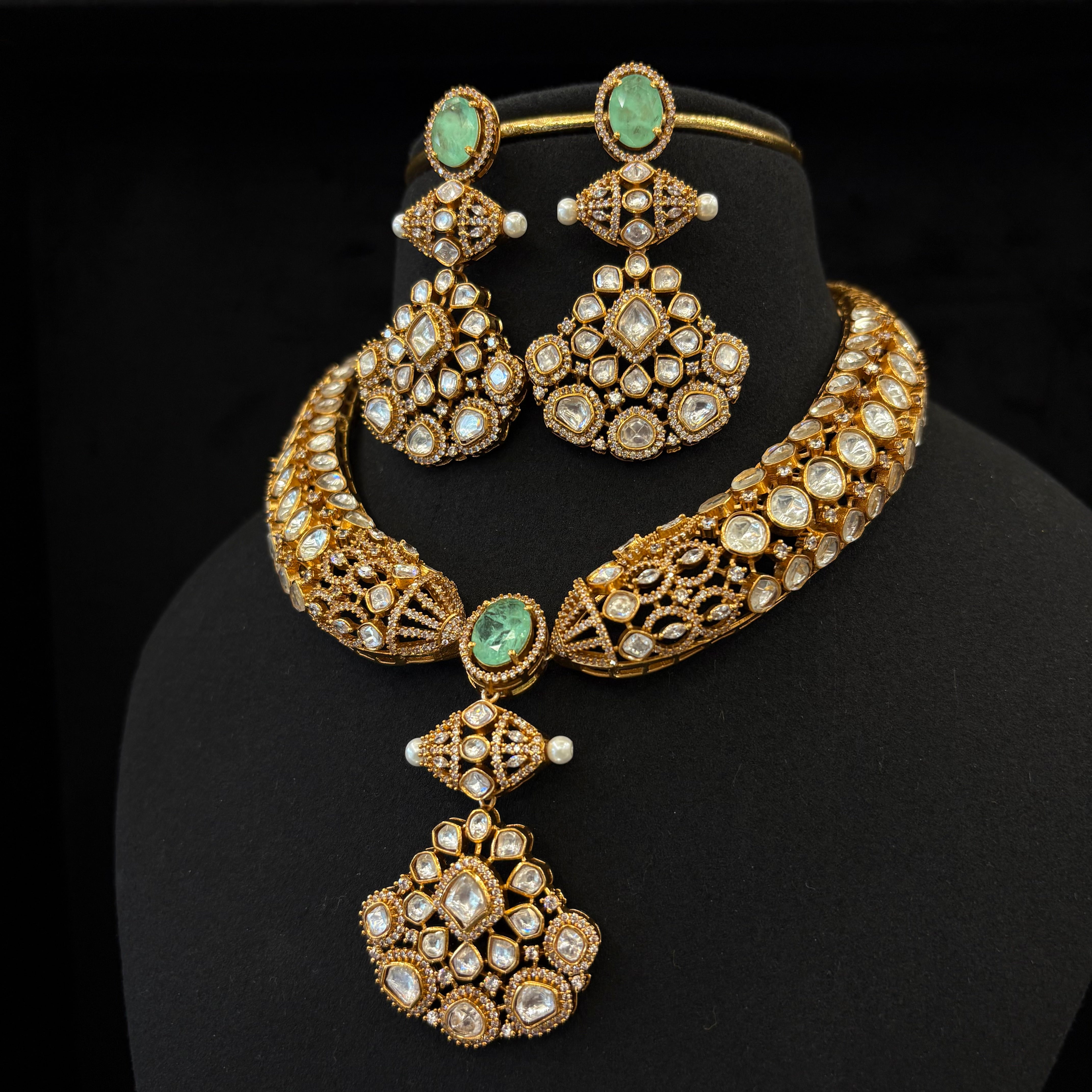 Nayaab Avira Neckpiece
