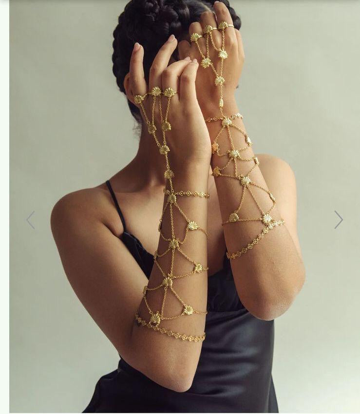 Nayaab Hana Hand Harnish