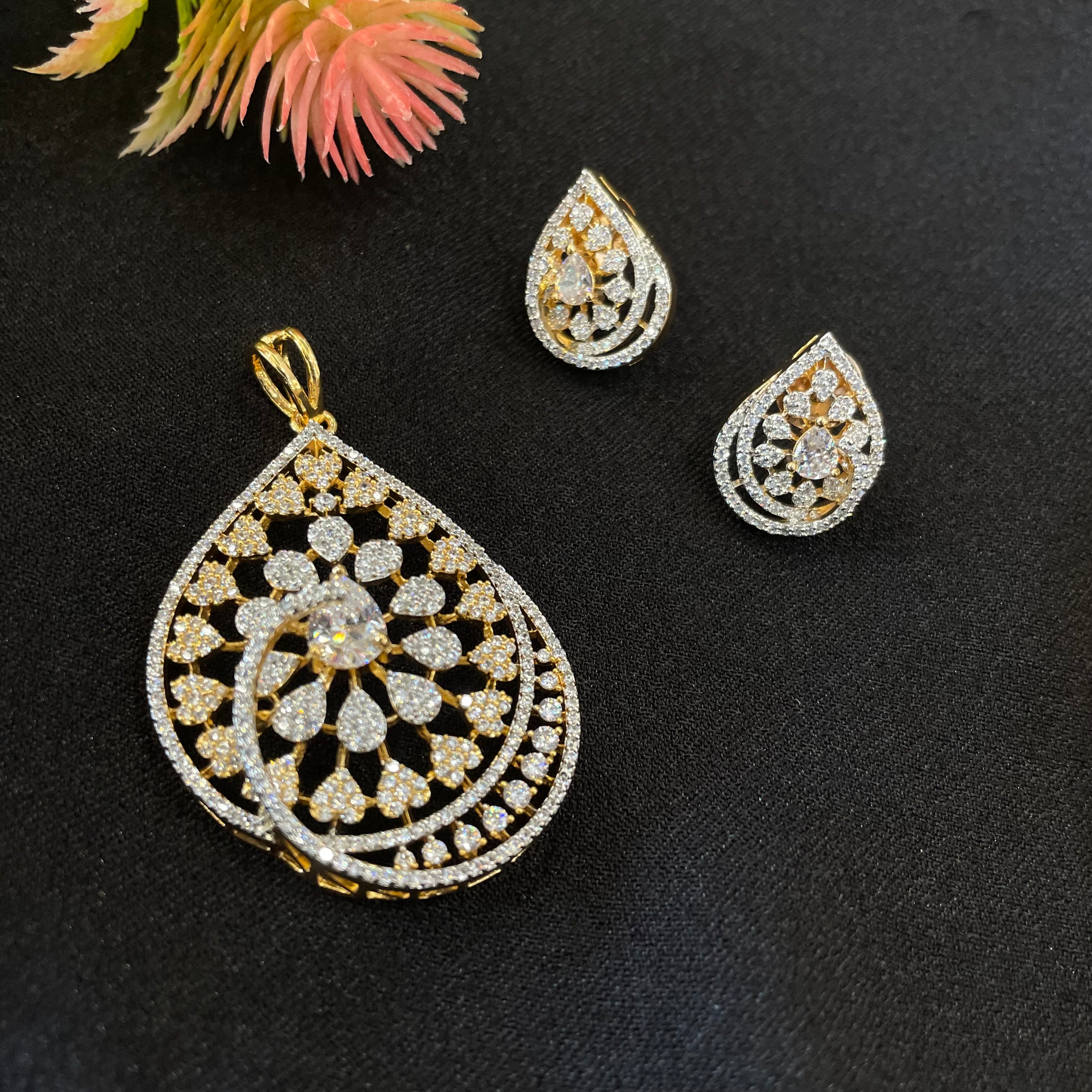 AD Samaira Pendant Set