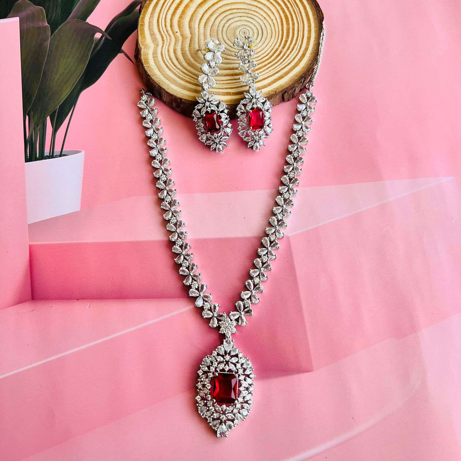 kareena ad neckpiece velvet box by shweta