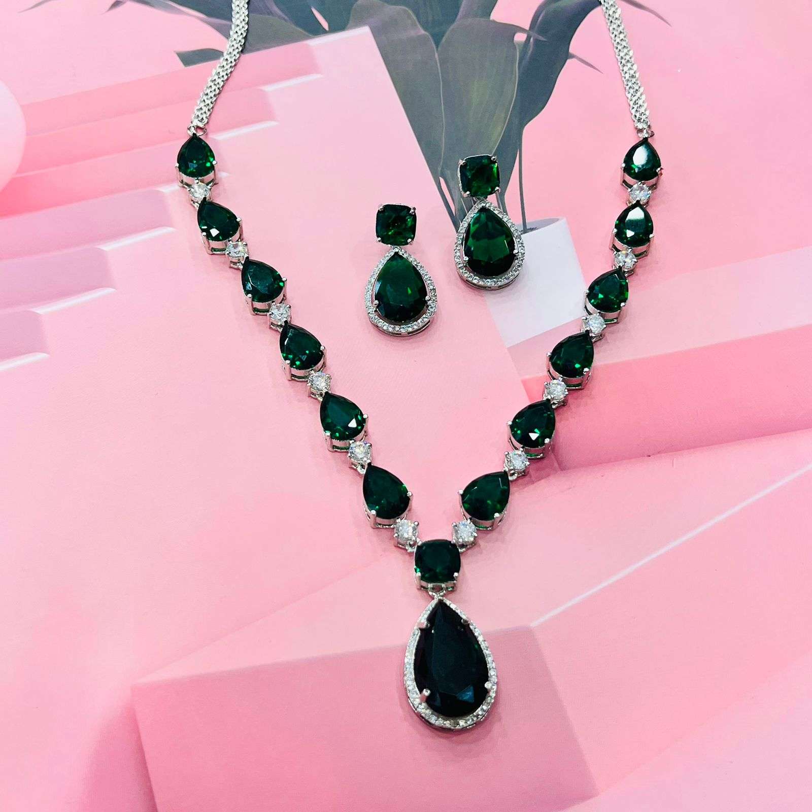VS kiara emerald ad Neckpiece Velvet box by Shweta