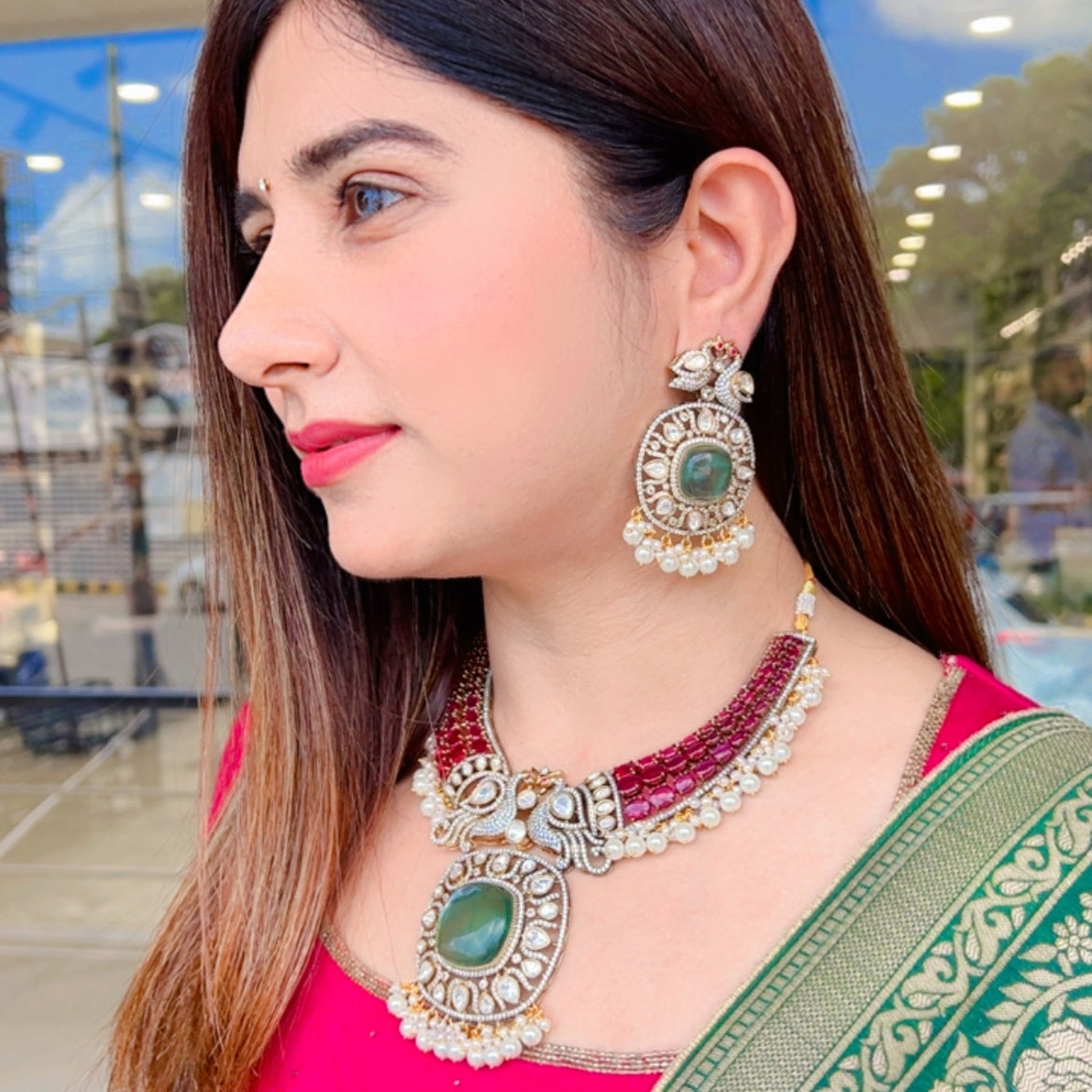 Nayaab Raveena neckpiece