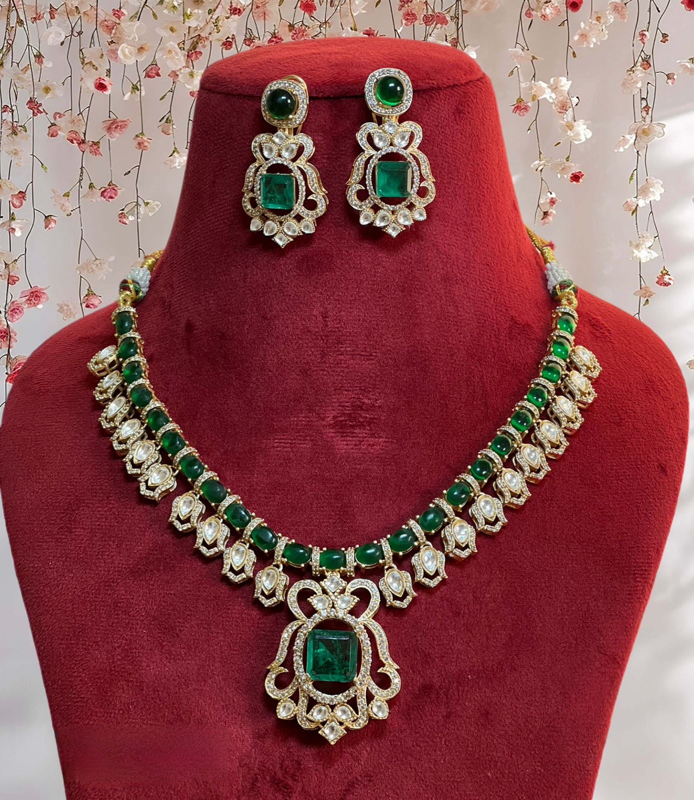 Nayaab zulekha neckpiece