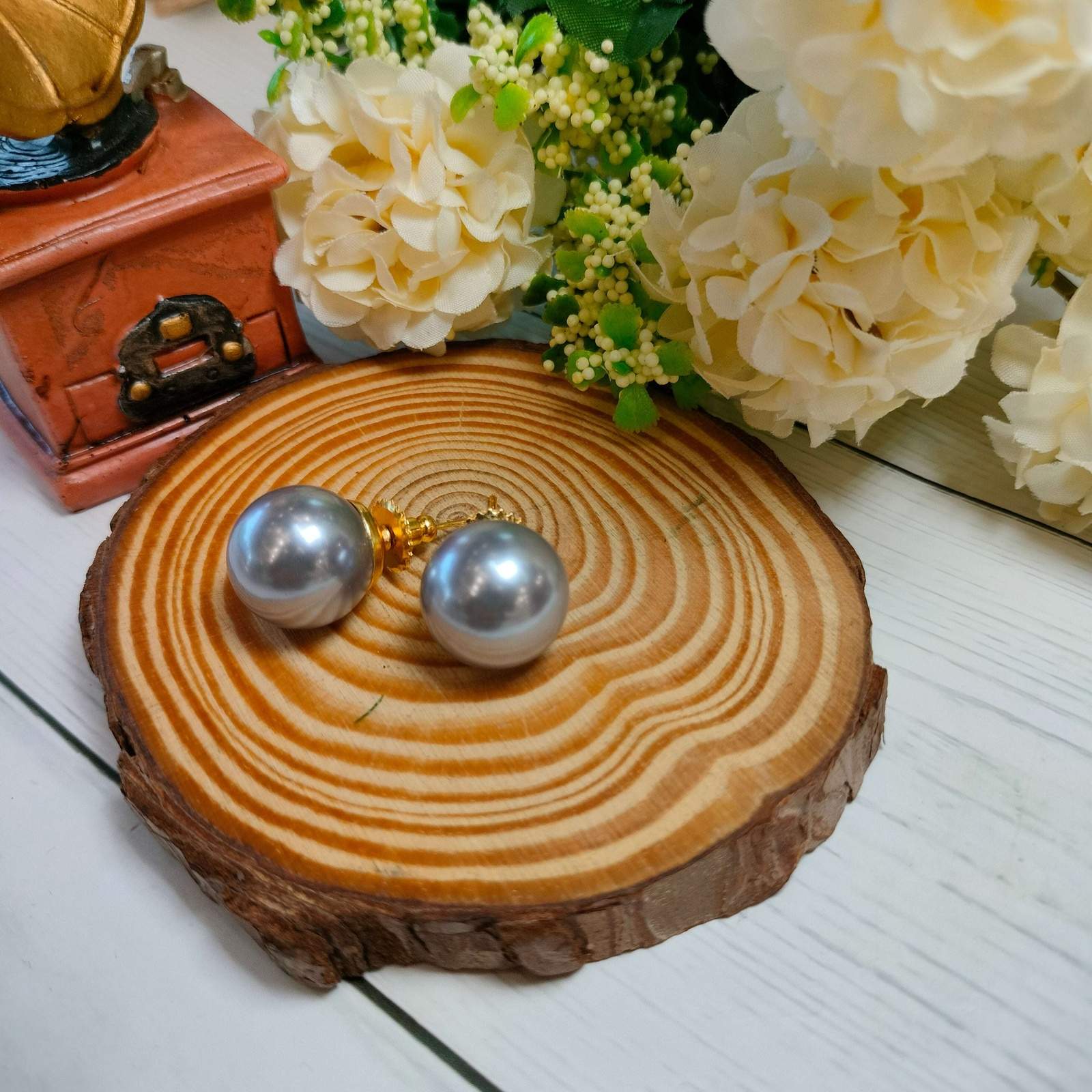 Layla Akira pearl studs velvet box by shweta