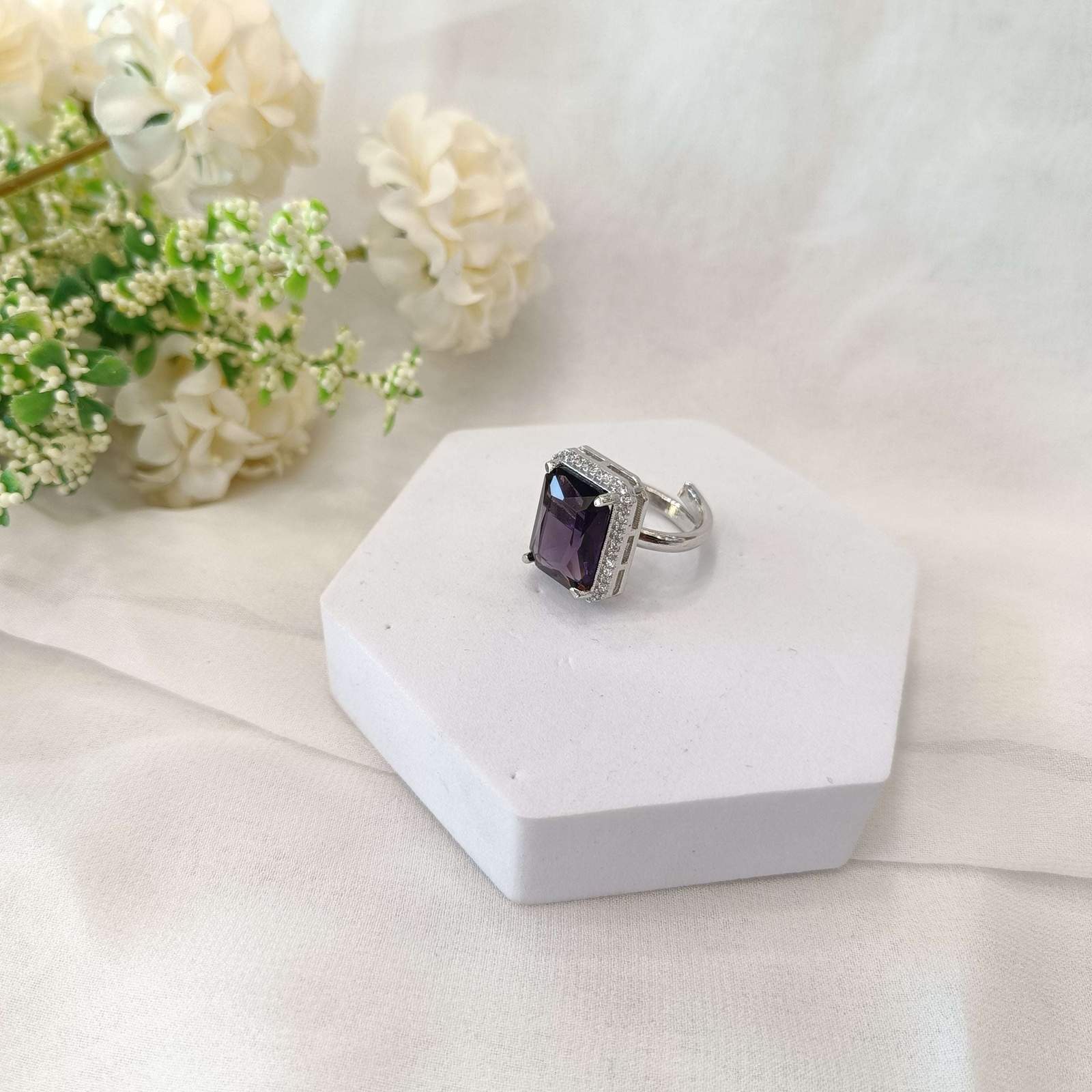 Lily ad ring